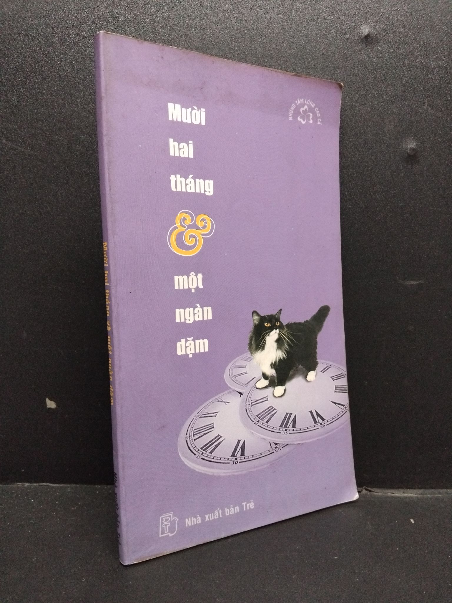 Mười Hai Tháng Và Một Ngàn Dặm mới 80% ố nhẹ có chữ ký trang đầu 2002 HCM0107 Nhiều Tác Giả VĂN HỌC