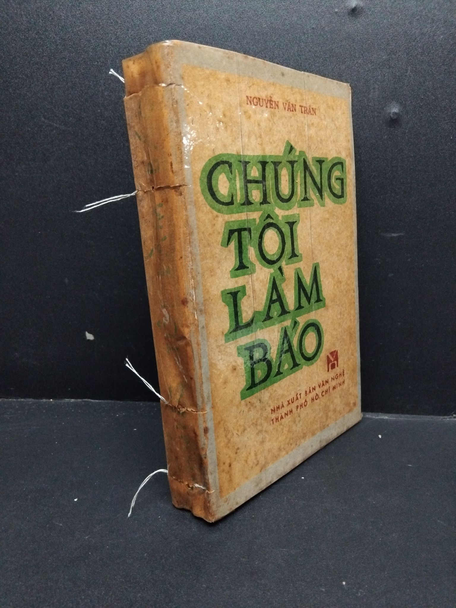 Chúng tôi làm báo mới 70% ố sách xưa 1981 HCM2207 Nguyễn Văn Trấn VĂN HỌC