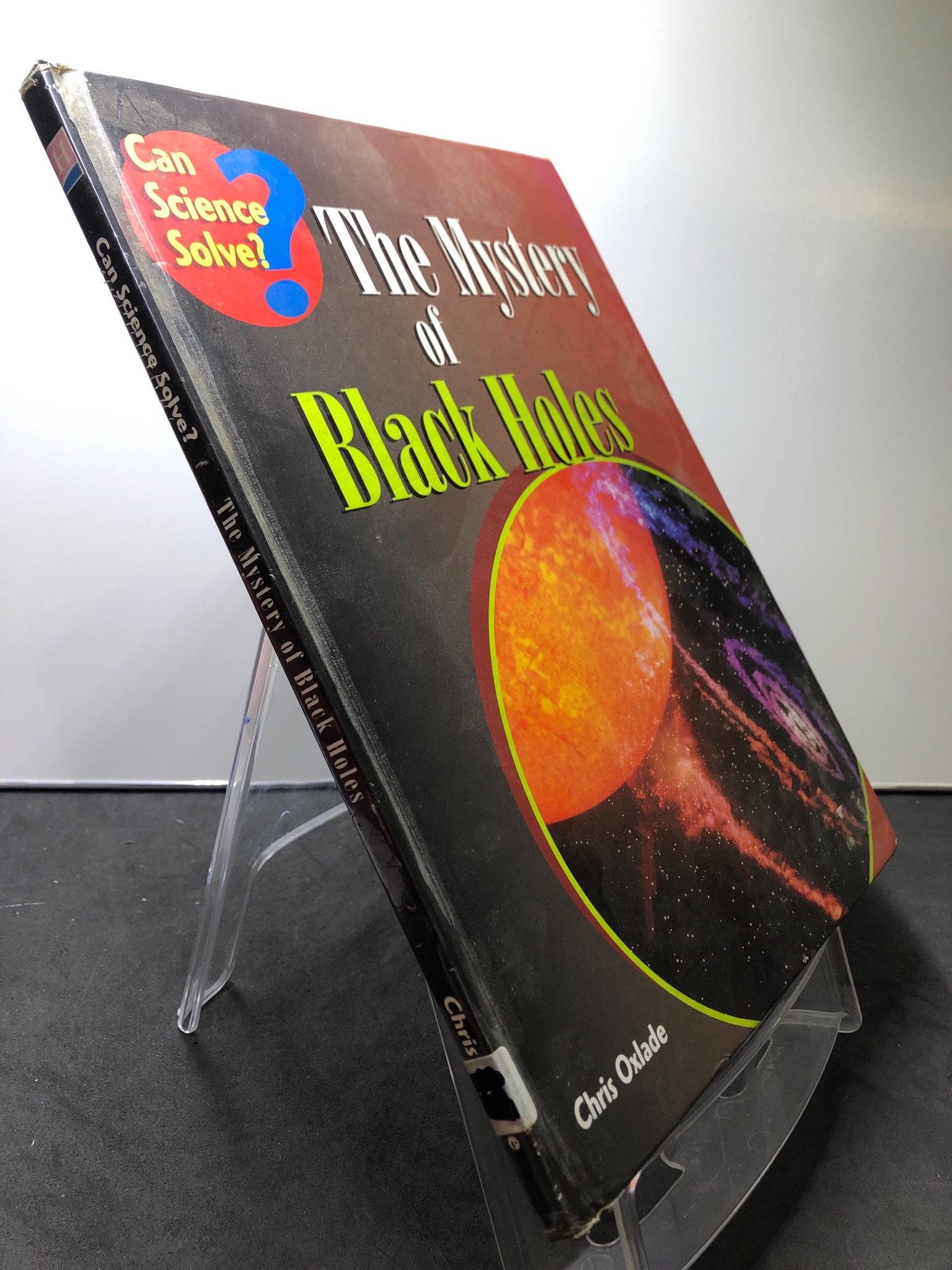 The Mystery of Black Holes BÌA CỨNG mới 85% bẩn nhẹ Chris Oxlade HPB2607 NGOẠI VĂN