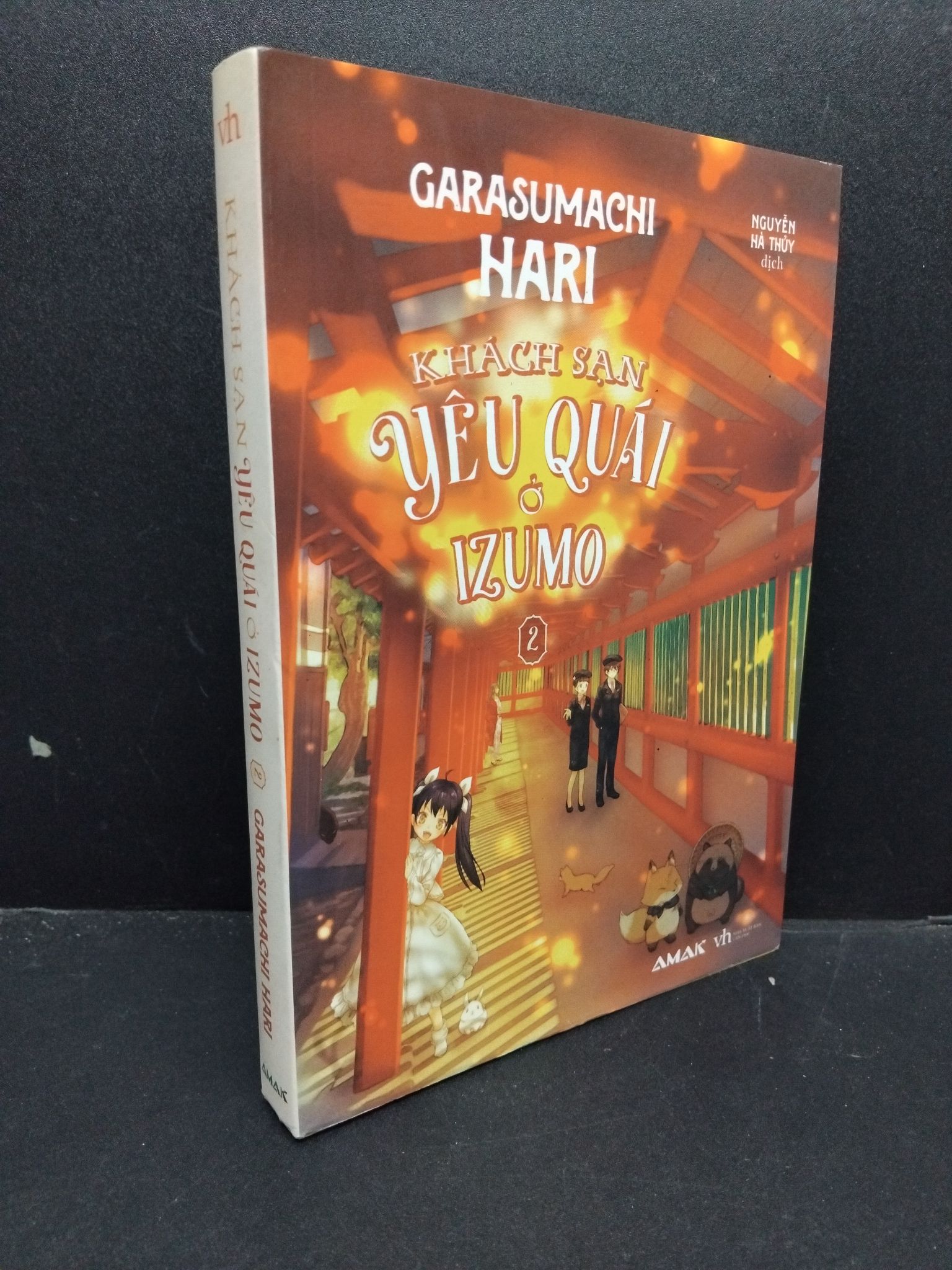 Khách sạn yêu quái ở izumo tập 2 mới 90% bẩn HCM1906 Garasumachi Hari SÁCH VĂN HỌC