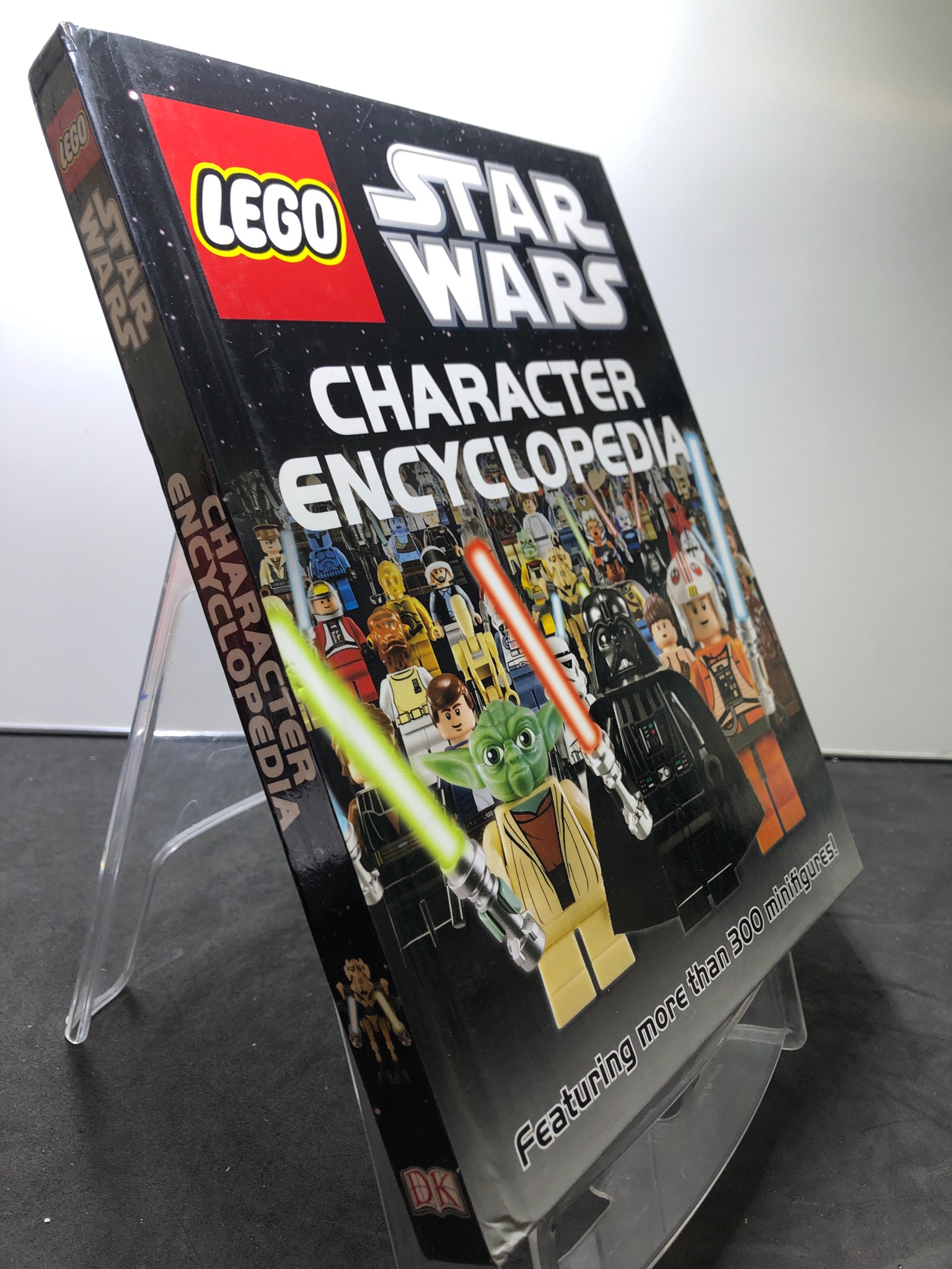 Character Encyclopedia DK LEGO STARWARS BÌA CỨNG mới 85% bẩn nhẹ Hannah Dolan HPB2707 NGOẠI VĂN