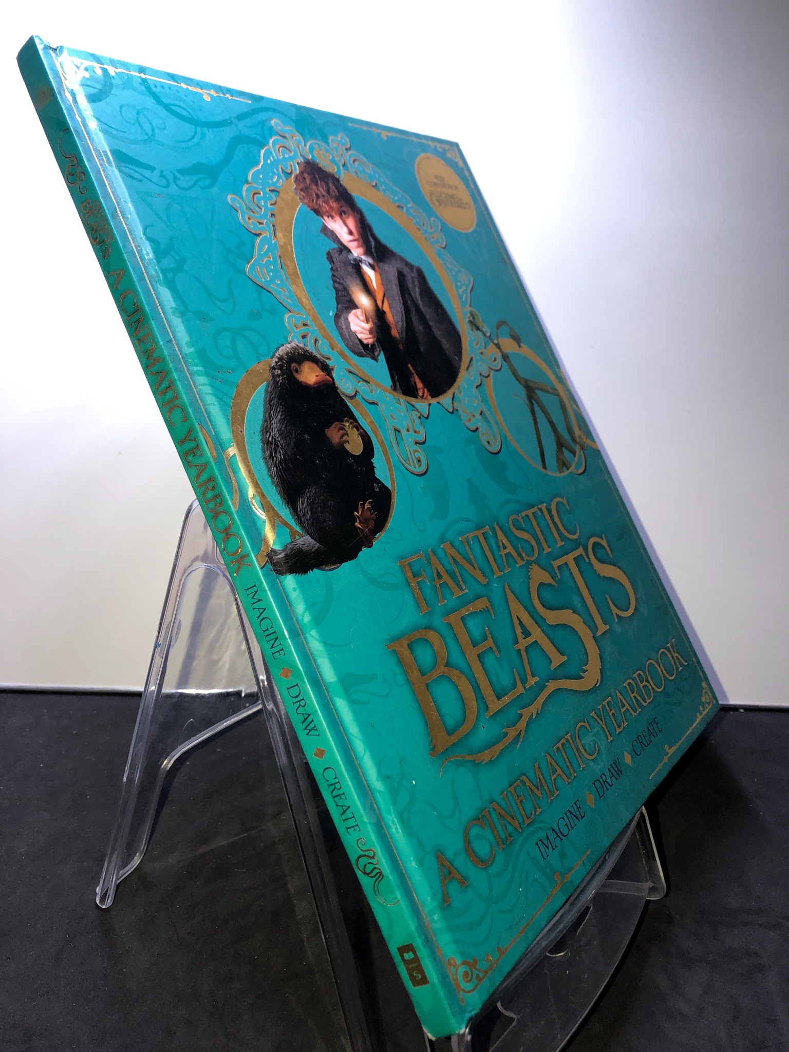 Fantastic Beasts A Cinematic Yearbook BÌA CỨNG mới 85% bẩn nhẹ HPB2707 NGOẠI VĂN