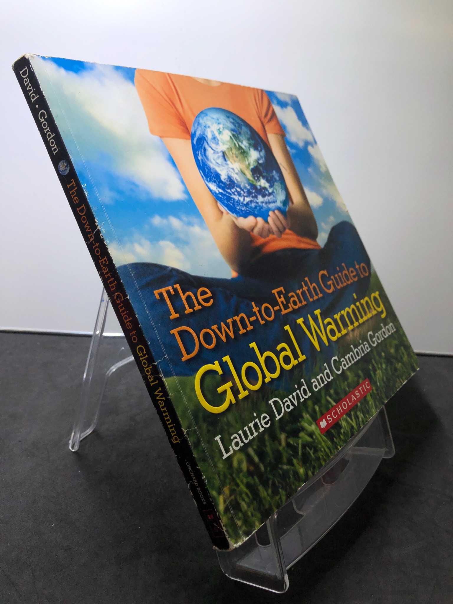 The Down-to-Earth Guide to Global Warming Scholastic mới 80% rách bìa nhẹ Laurie David and Cambria Gordon HPB2707 NGOẠI VĂN