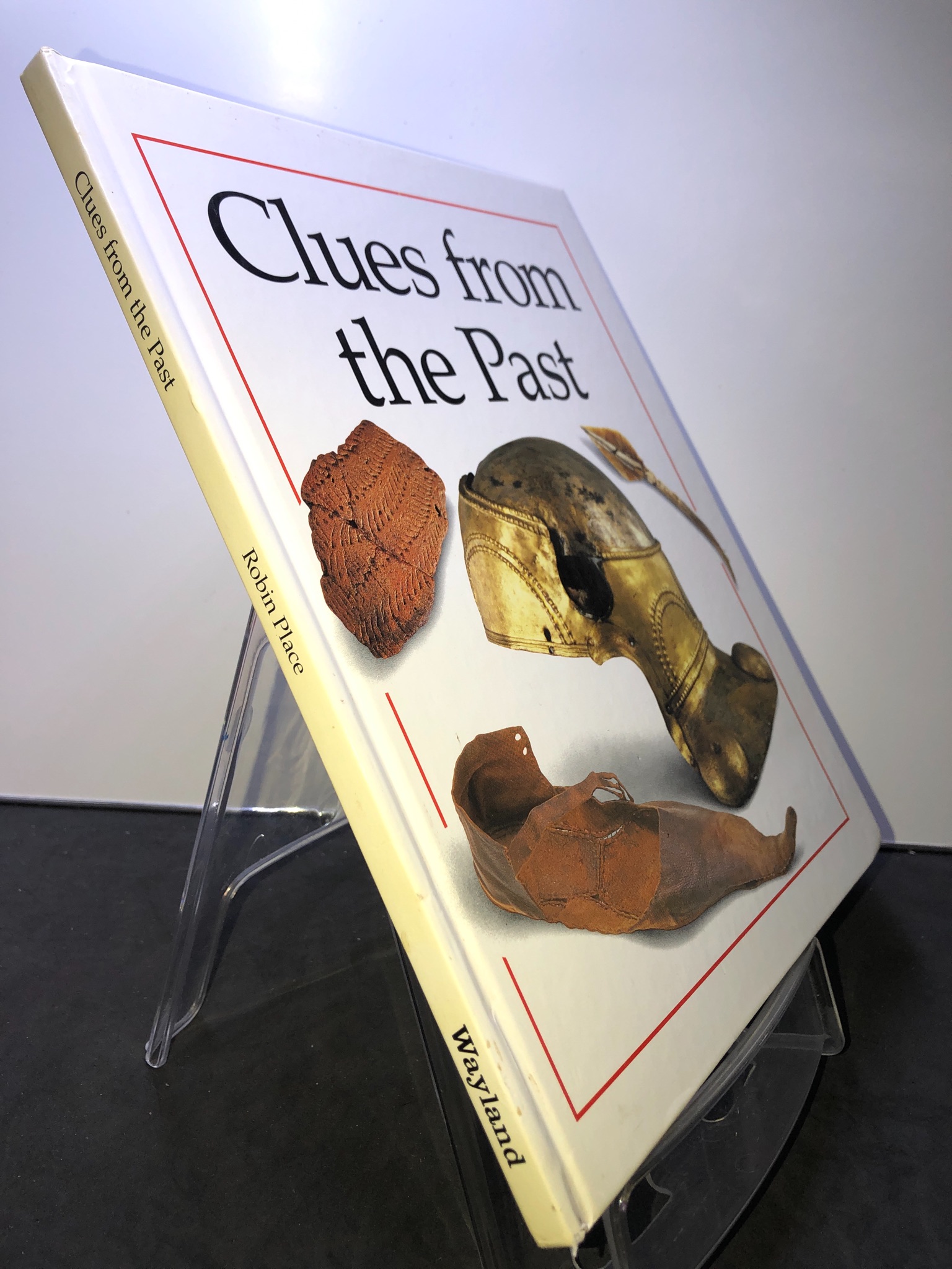 Clues from the Past BÌA CỨNG mới 85% bẩn nhẹ Robin Place HPB2707 NGOẠI VĂN