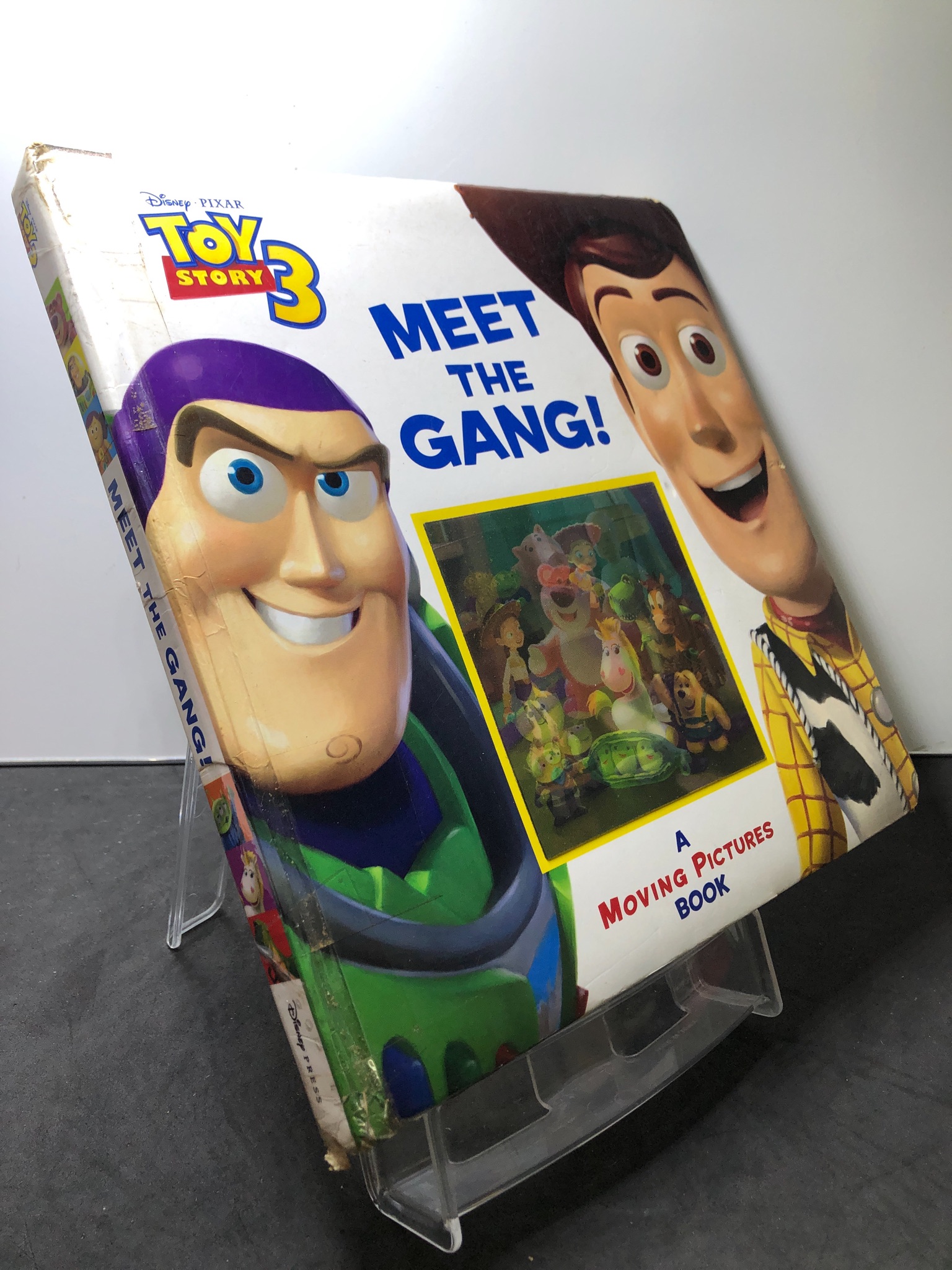 Meet the Gang! A Moving Pictures Book BÌA CỨNG mới 75% rách góc bìa Disney HPB2707 NGOẠI VĂN