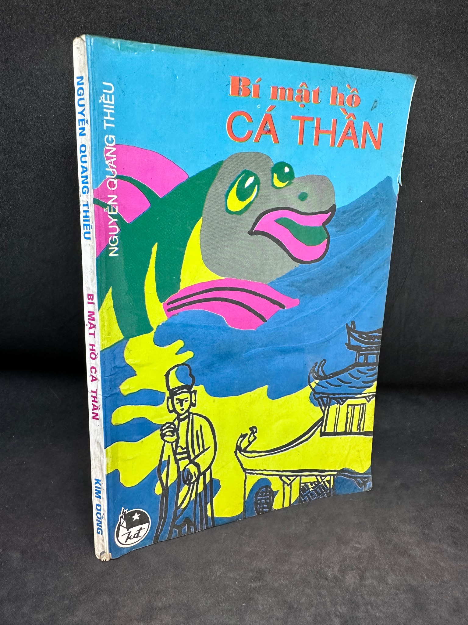 Bí Mật Hồ Cá Thần, Nguyễn Quang Thiều, Mới 60% (Ố Vàng), 1998 SBM2407