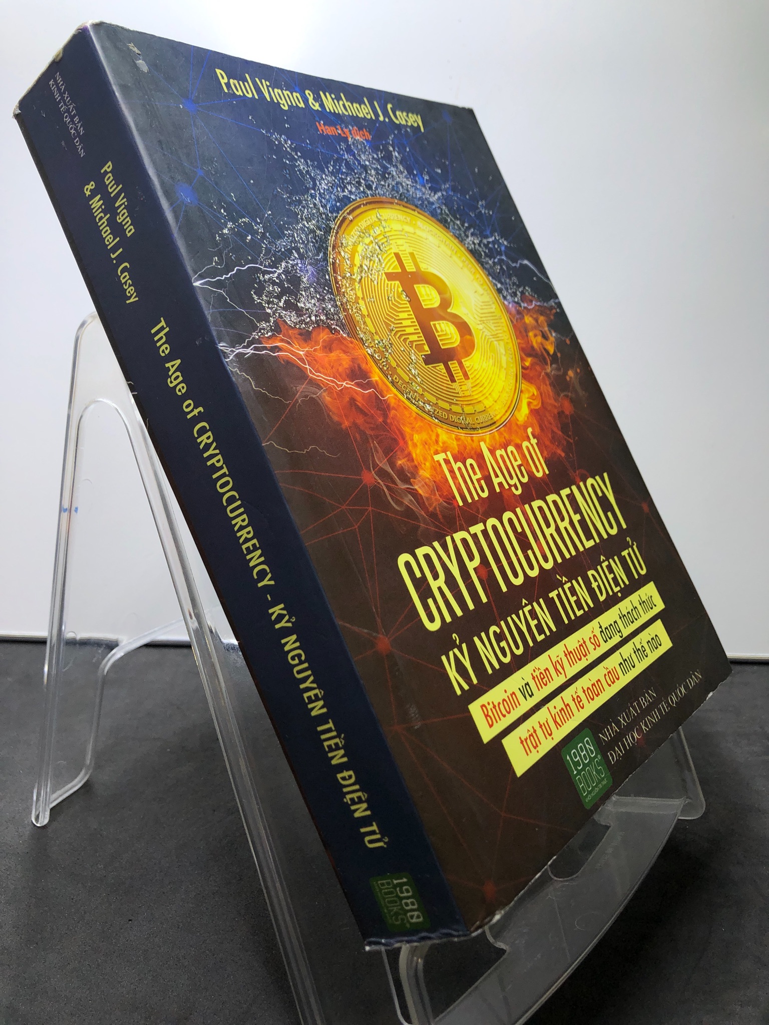 The Age of Cryptocurrency - Kỷ nguyên tiền điện tử 2018 mới 85% bẩn nhẹ Paul Vigna và Michael J.Casey HPB0308 KINH TẾ - TÀI CHÍNH - CHỨNG KHOÁN