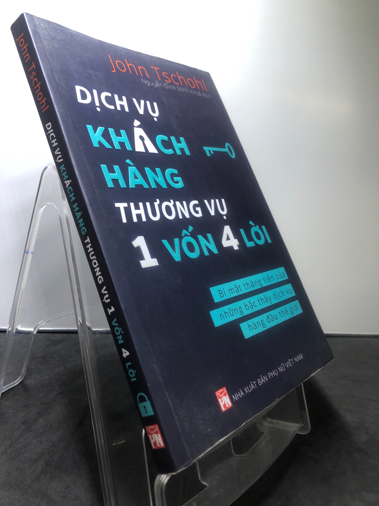 Dịch vụ khách hàng Thương vụ 1 vốn 4 lời Bí Mật Thăng Tiến Của Những Bậc Thầy Dịch Vụ Hàng Đầu Thế Giới 2019 mới 90% note trang đầu John Tschohl HPB0908 KỸ NĂNG