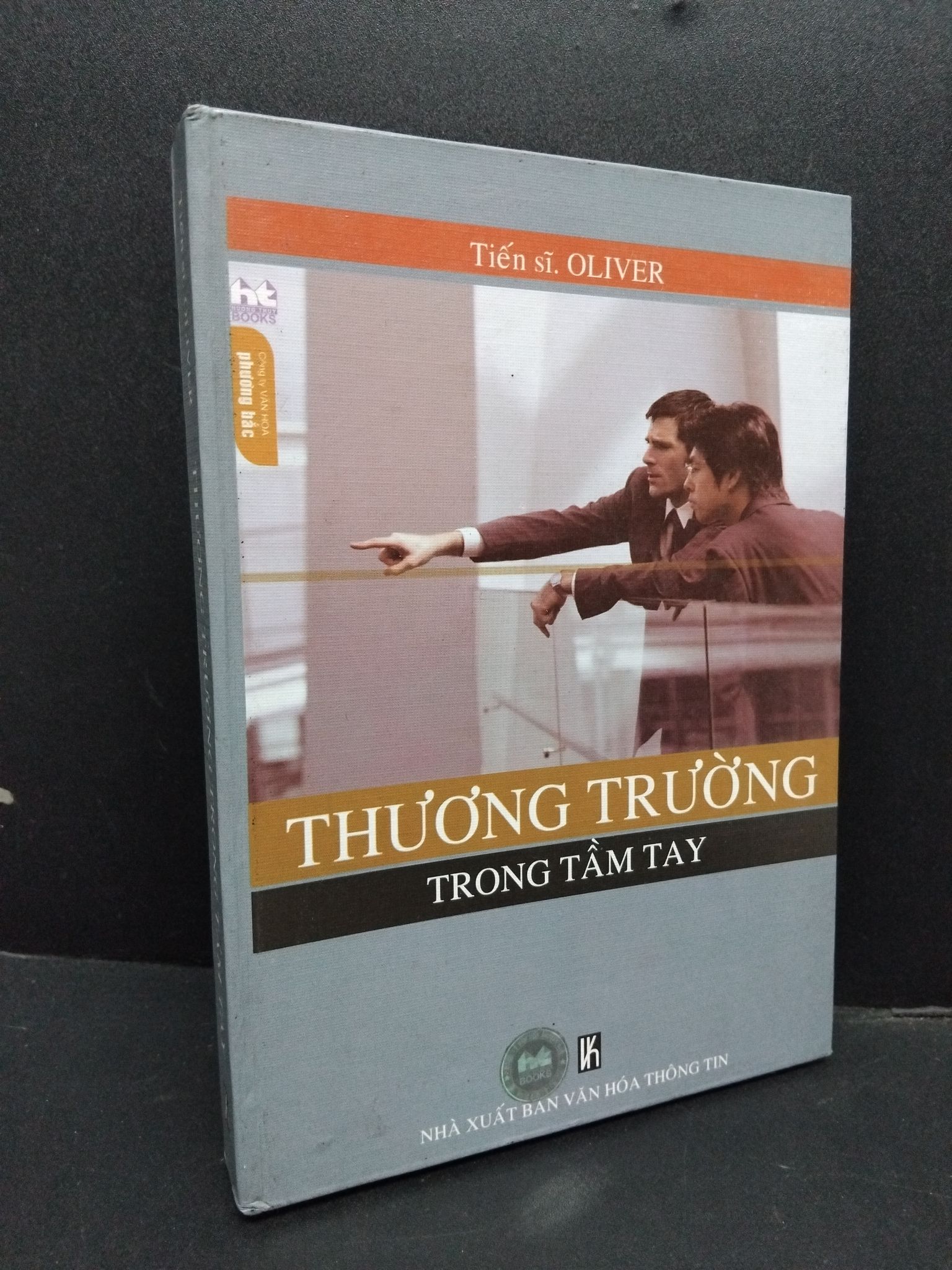 Thương trường trong tầm tay (bìa cứng) mới 80% ố vàng 2005 HCM1008 Tiến sĩ. Oliver KỸ NĂNG