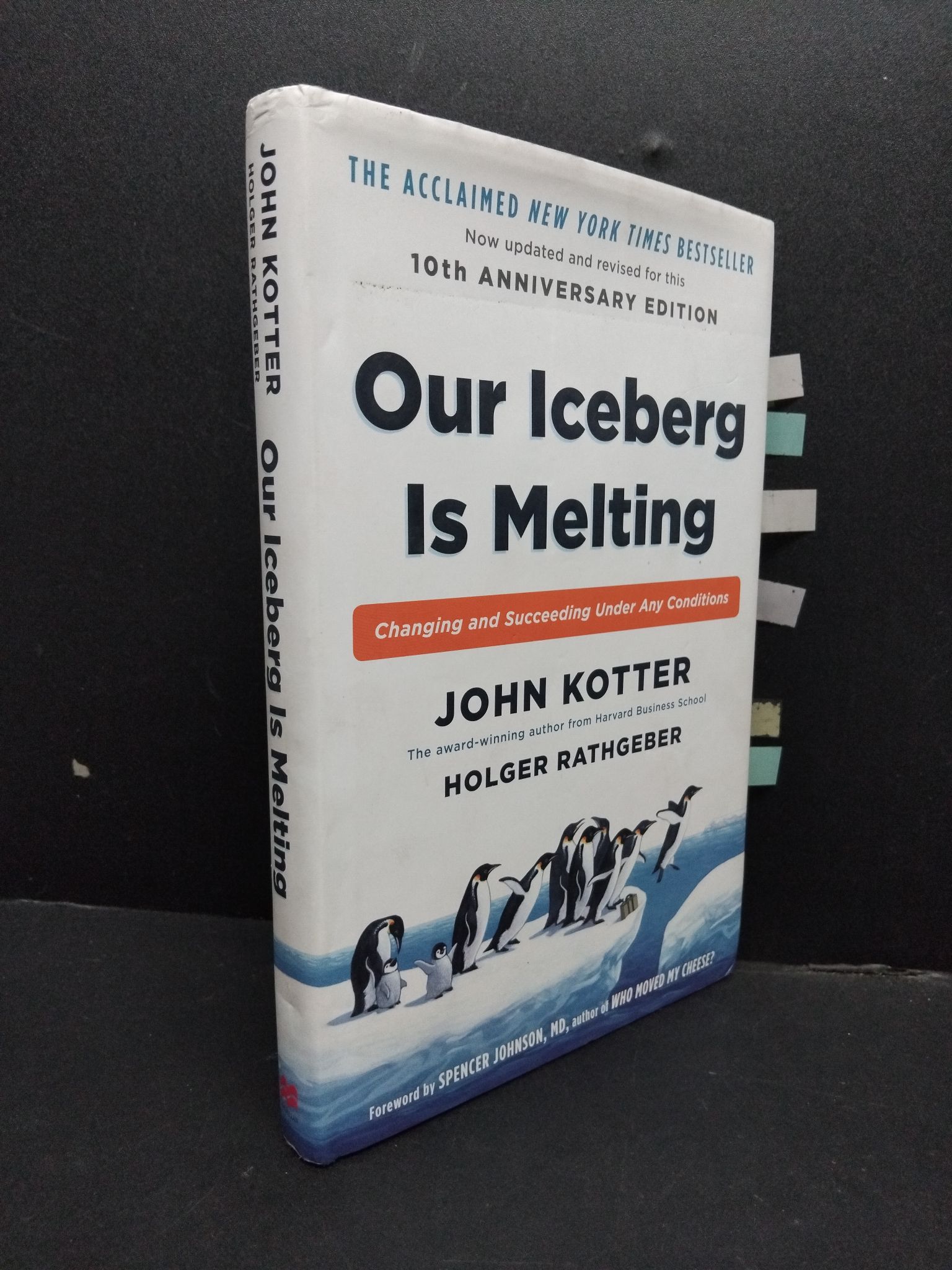 Our iceberg is melting (bìa cứng) mới 80% bẩn nhẹ có viết trang đầu và note vào sách HCM1008 John Kotter NGOẠI VĂN