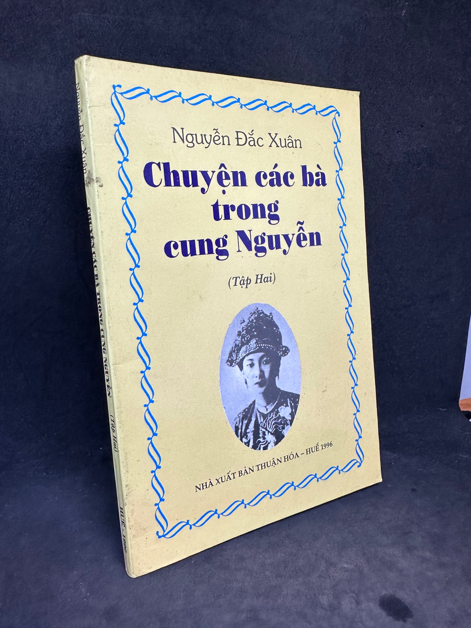 Chuyện Các Bà Trong Cùng Nguyễn, Tập 2, Nguyễn Đắc Xuân, Mới 60% (Ố Vàng, Mốc Nhẹ), 1996 SBM2407