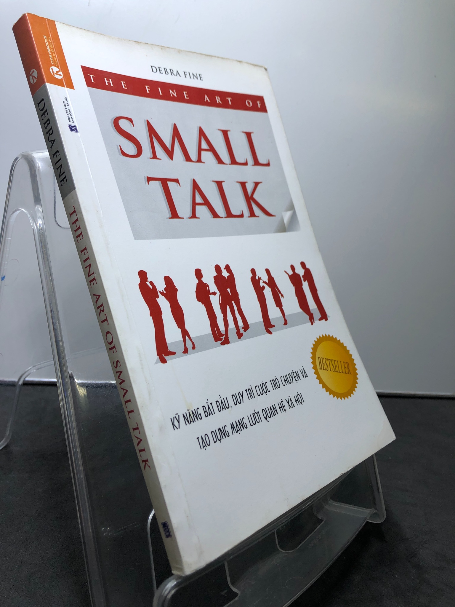 The fine art of small talk Kỹ năng bắt đầu, duy trì cuộc trò chuyện và tạo dựng mạng lưới QHXH 2014 mới 85% bẩn nhẹ Debra Fine HPB1208 KỸ NĂNG