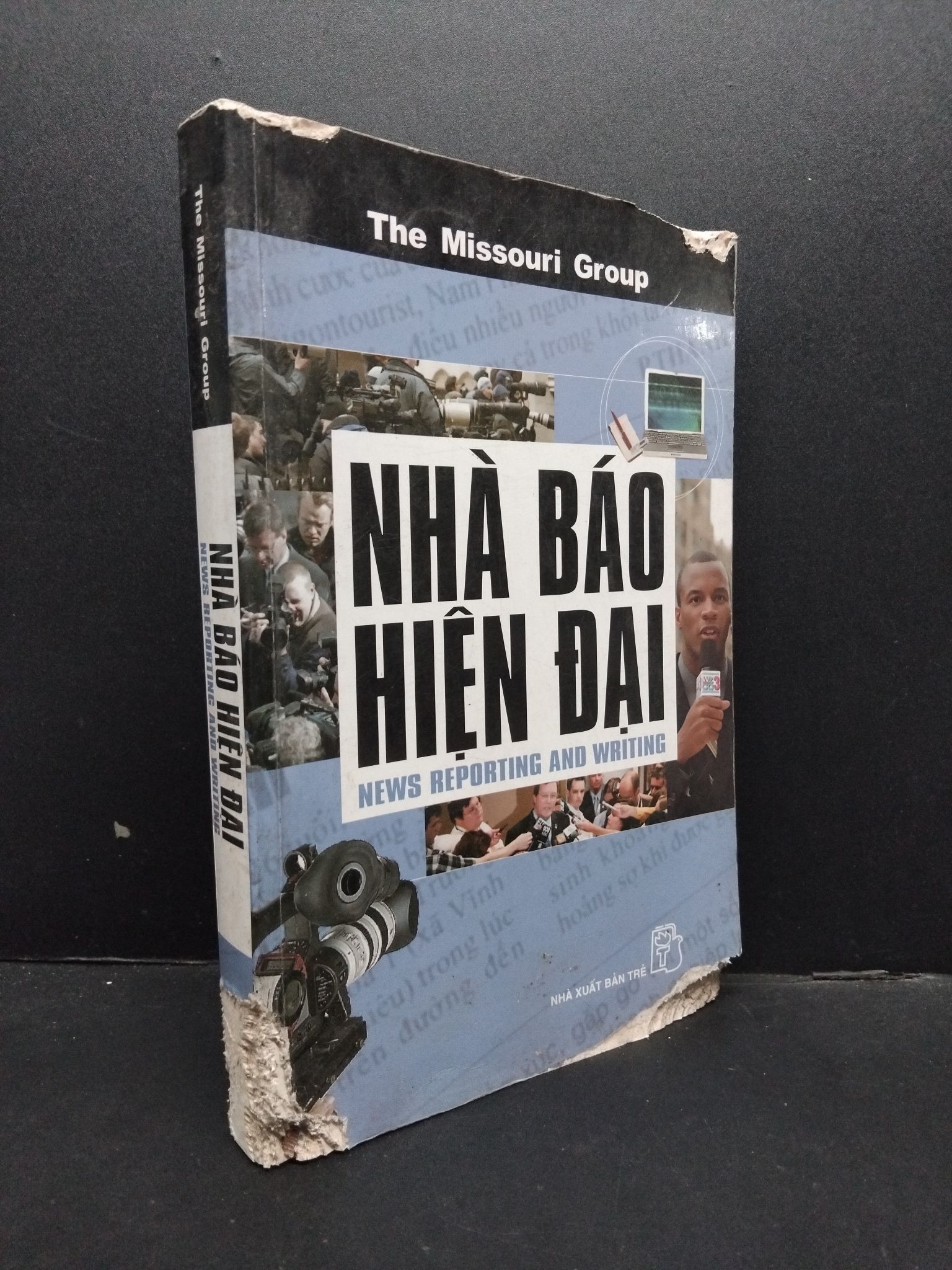 Nhà báo hiện đại - News reporting and writing mới 70% ố bẩn rách sách 2007 HCM1008 The Missouri Group KỸ NĂNG