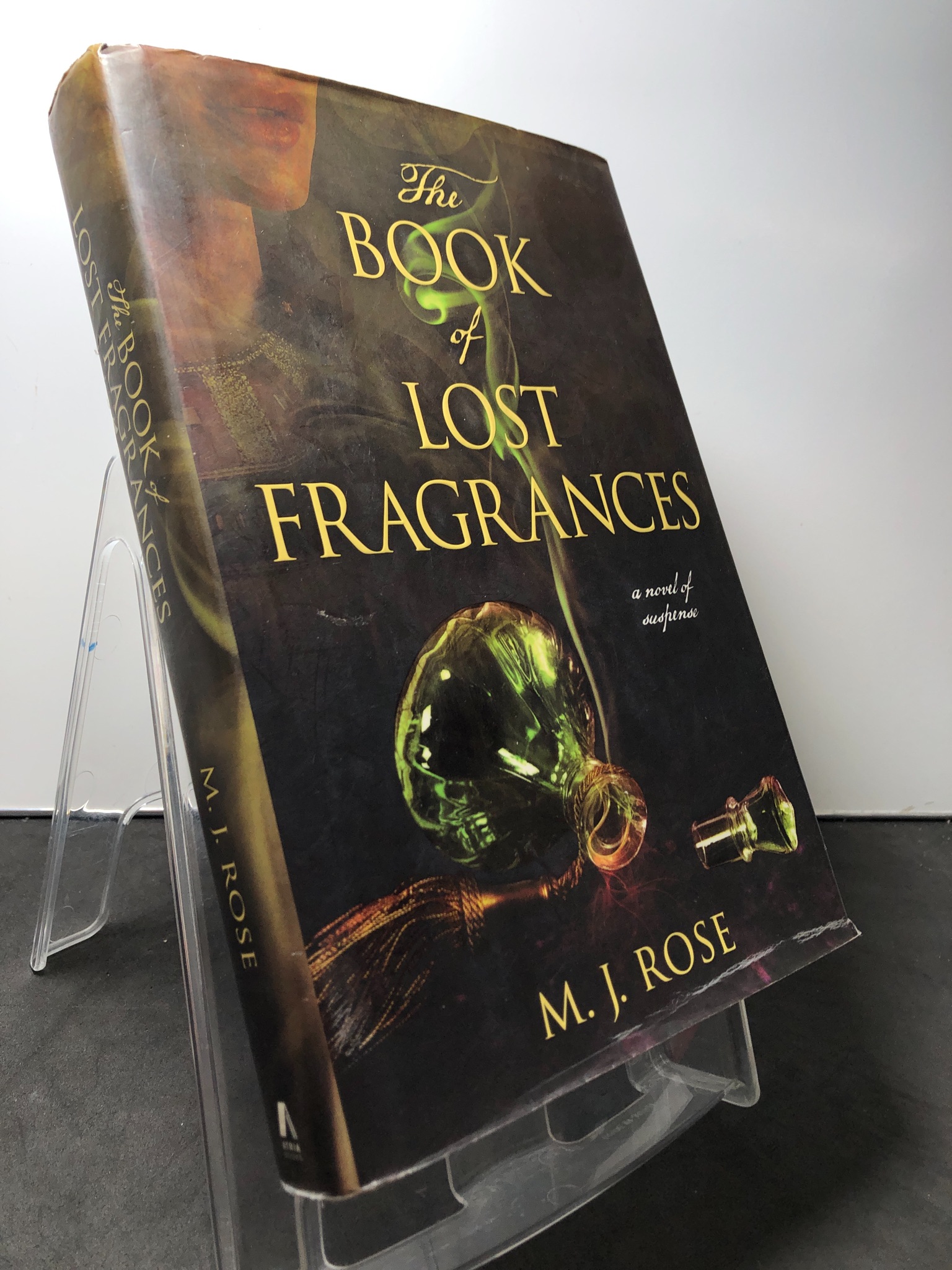 The book of lost fragrances BÌA CỨNG mới 85% bẩn nhẹ M.J.Rose HPB1408 NGOẠI VĂN