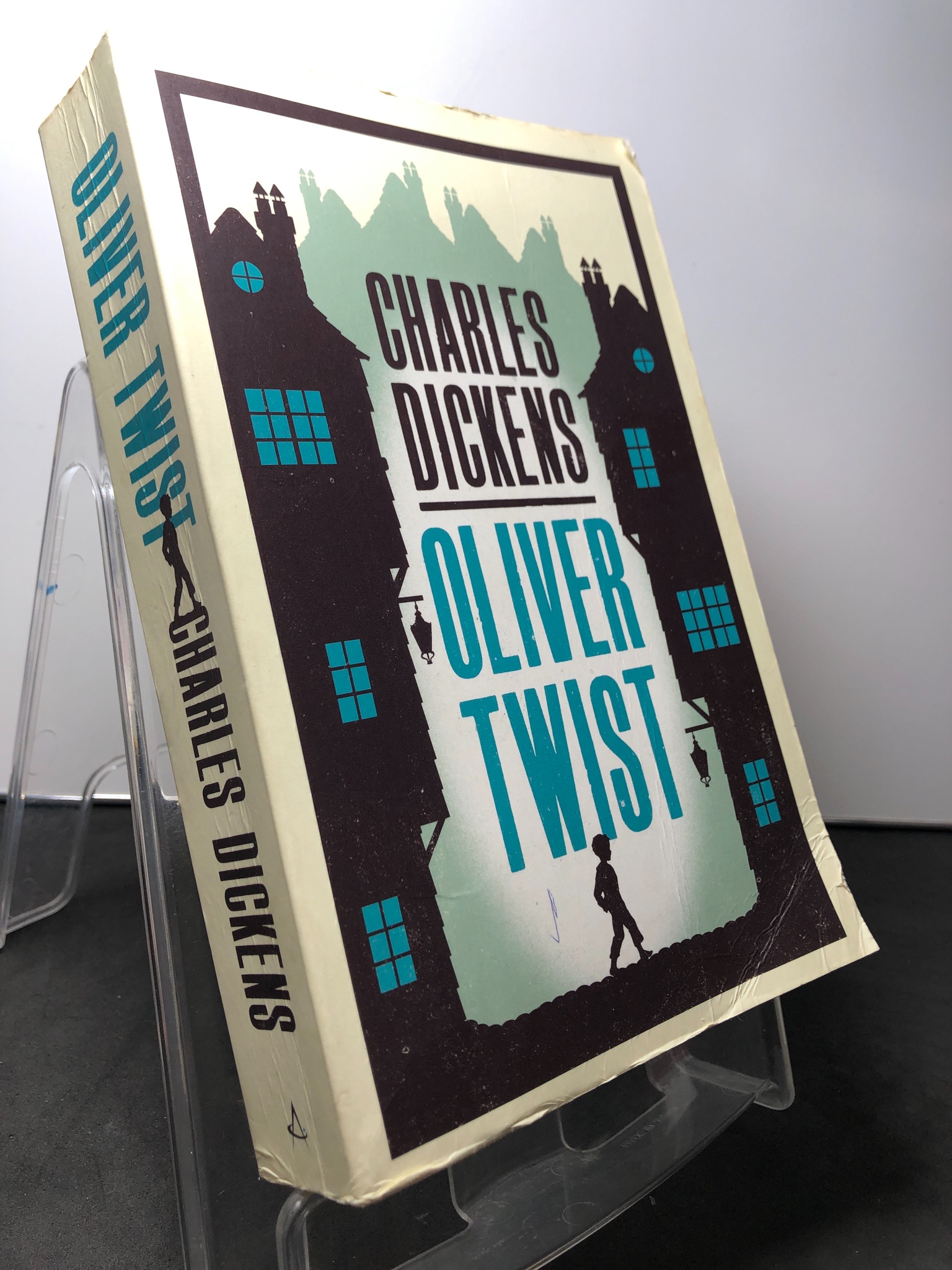 Oliver twist mới 80% vết mực bụng sách Charles Dickens HPB1408 NGOẠI VĂN