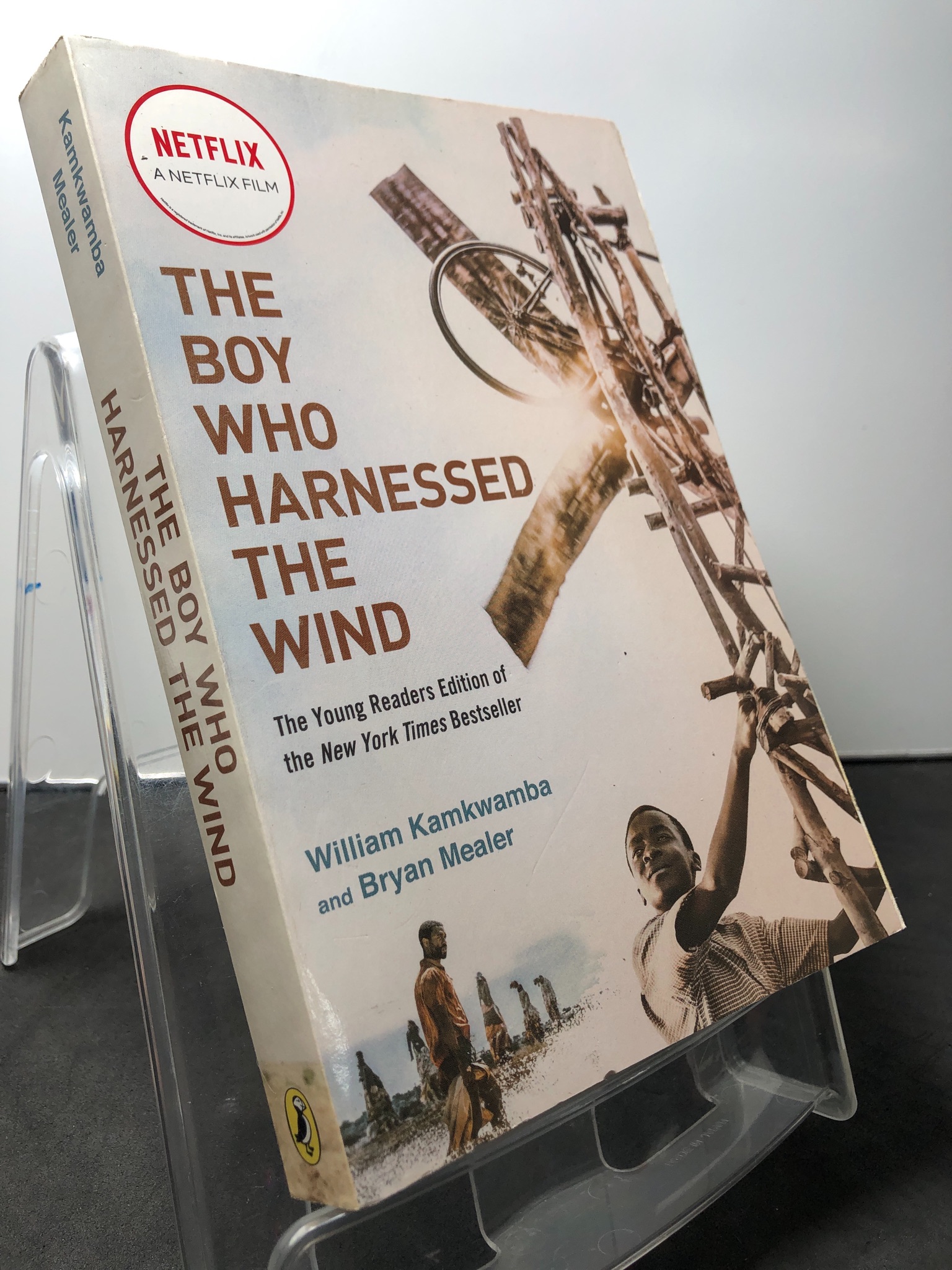 The boy who harnessed the wind mới 85% ố bẩn nhẹ William Kamkwamba HPB1408 NGOẠI VĂN