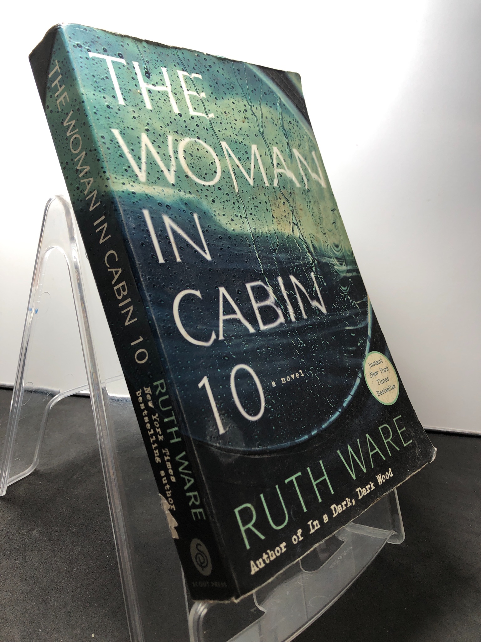 The woman in cabin 10 mới 80% ố bẩn nhẹ Ruth Ware HPB1508 NGOẠI VĂN