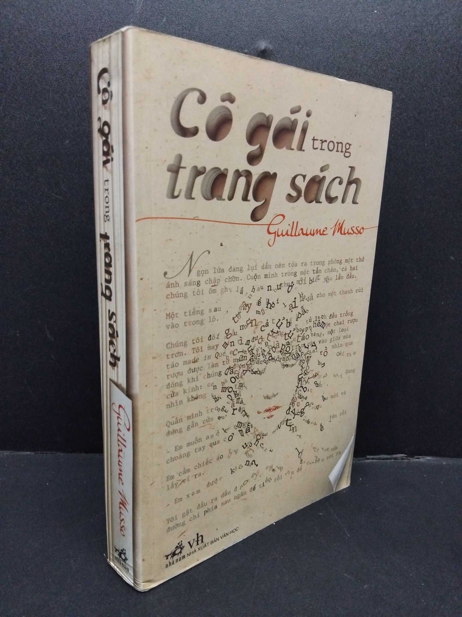 Cô gái trong trang sách mới 80% ố có chữ ký trang đầu 2012 HCM1008 Guillaume Musso VĂN HỌC