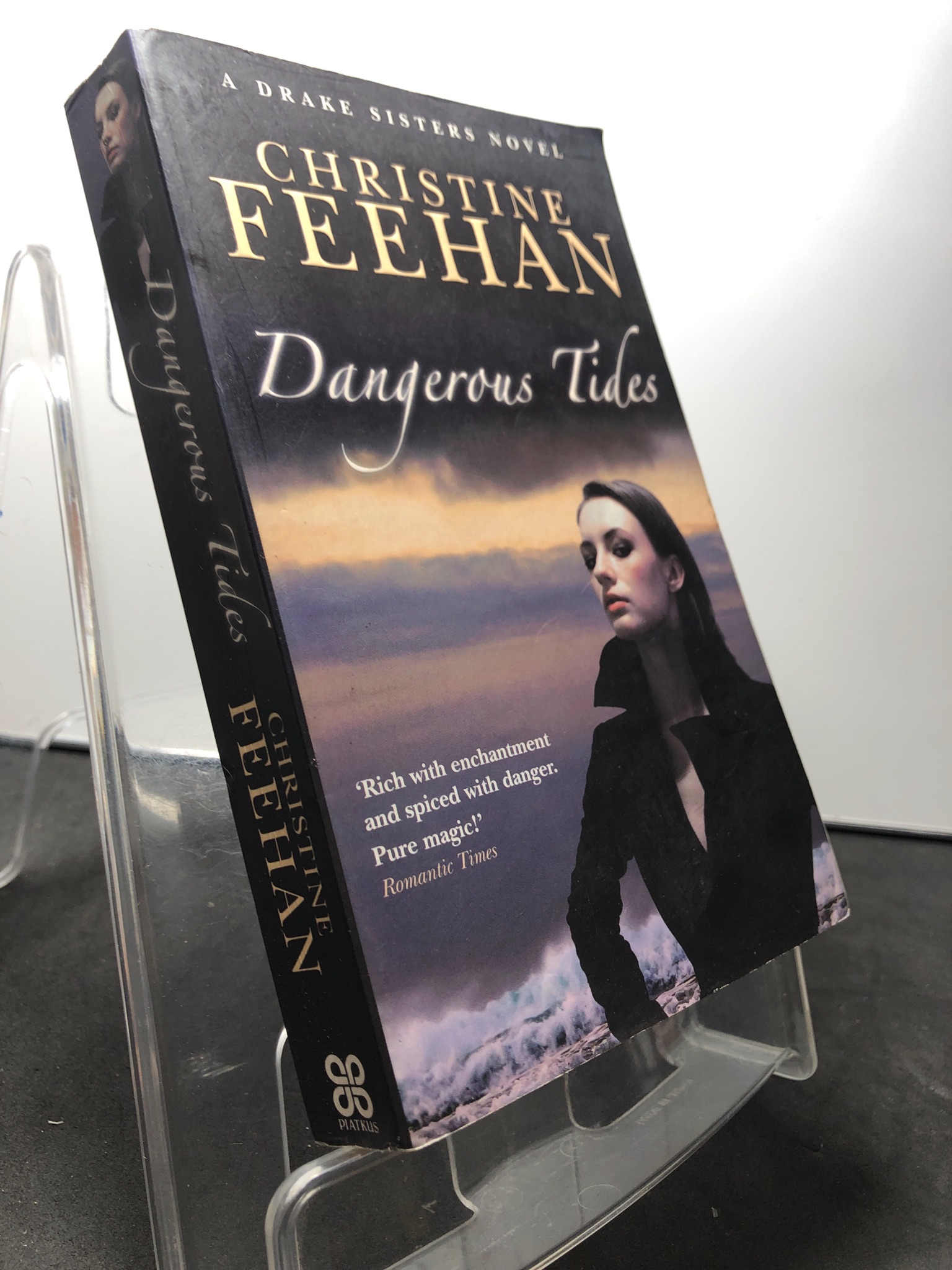 Dangerous Tides mới 85% ố bẩn nhẹ Christine Feehan HPB1508 NGOẠI VĂN