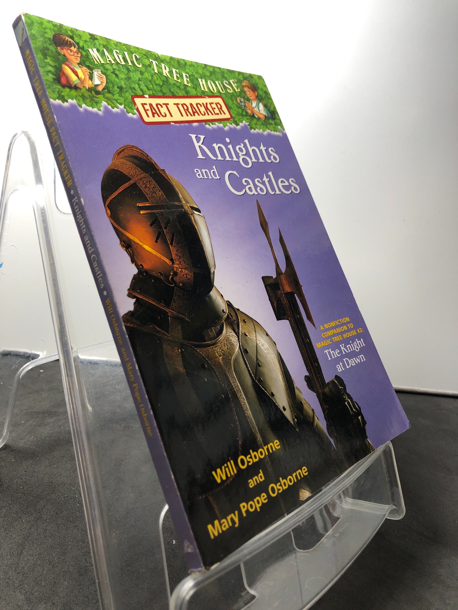 Knights and Castles Magic tree house mới 85% bẩn nhẹ Will Osborne and Mary Pope Osborne HPB1508 NGOẠI VĂN