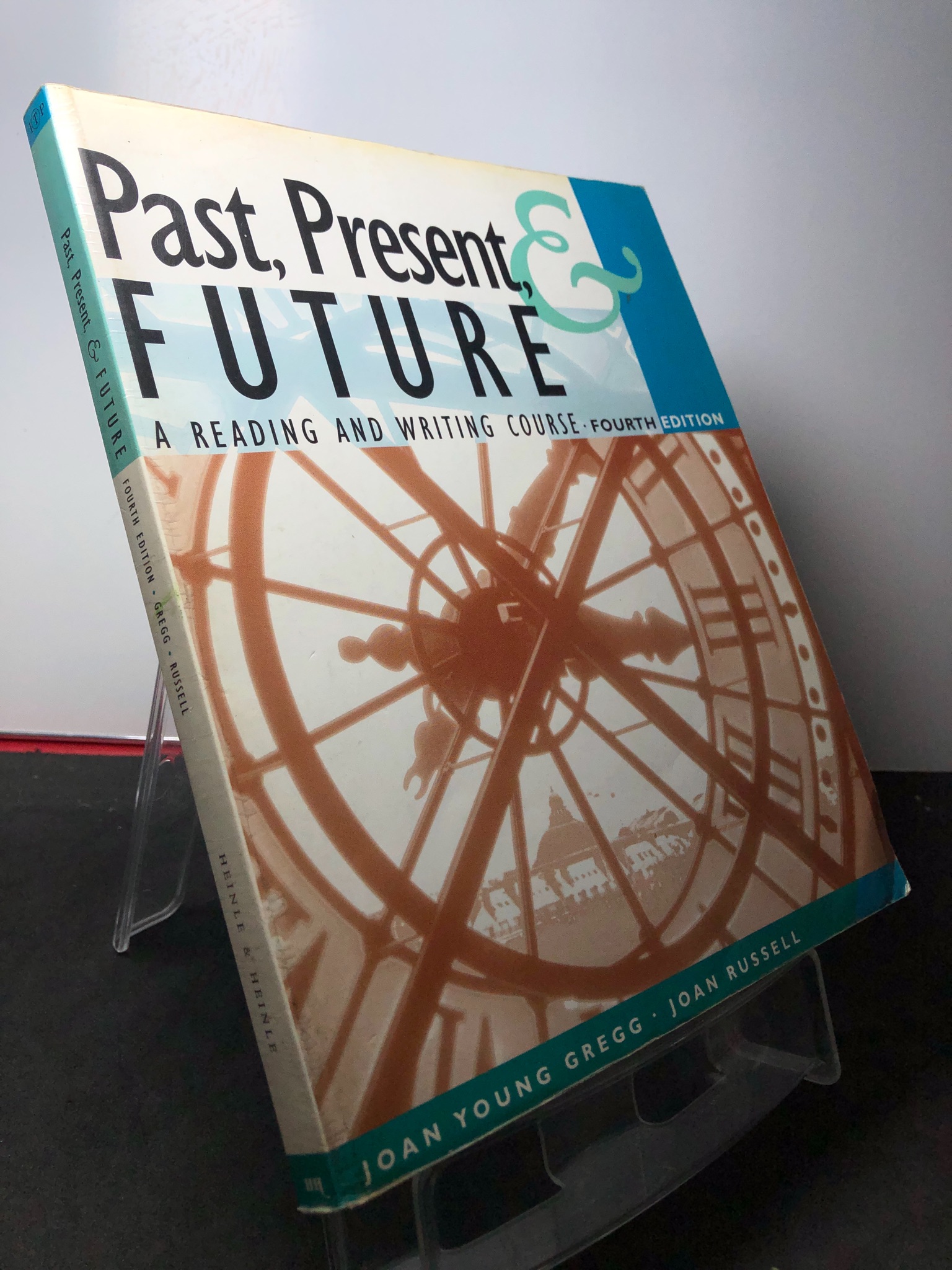 Pass, present, future A reading and writing course mới 80% bẩn nhẹ Joan Young Gregg, Joan Russell HPB2808 HỌC NGOẠI NGỮ