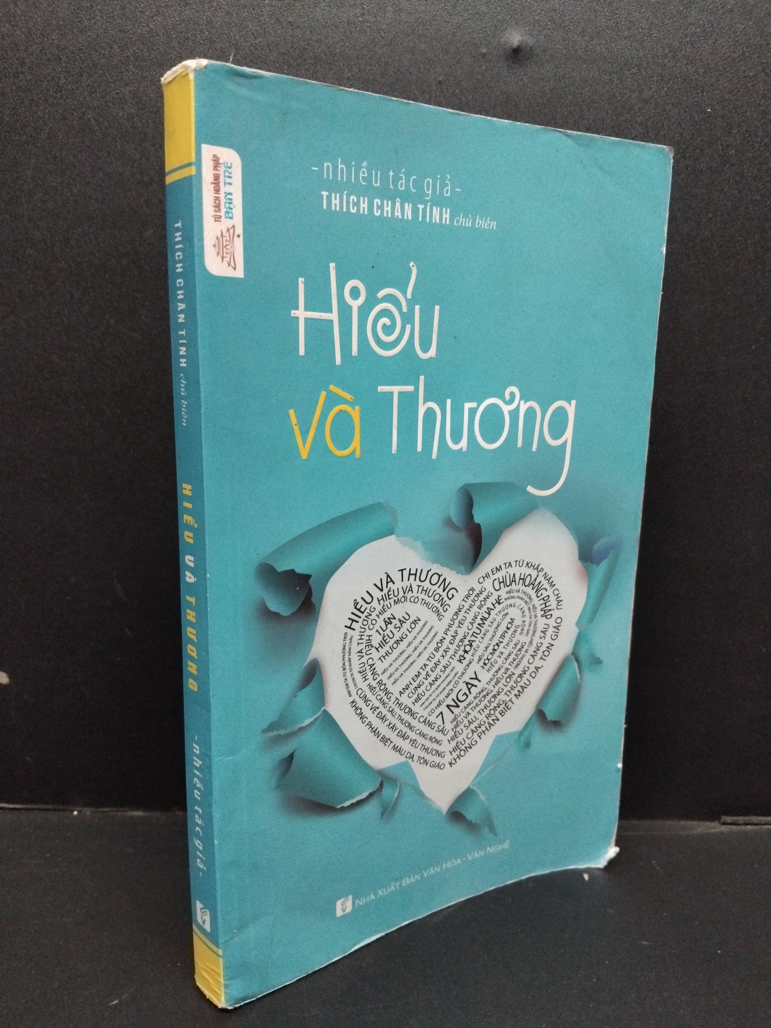 Hiểu và thương Thích Chân Tính mới 60% ố vàng gấp bìa có viết và dấu mộc 2018 HCM.ASB0609