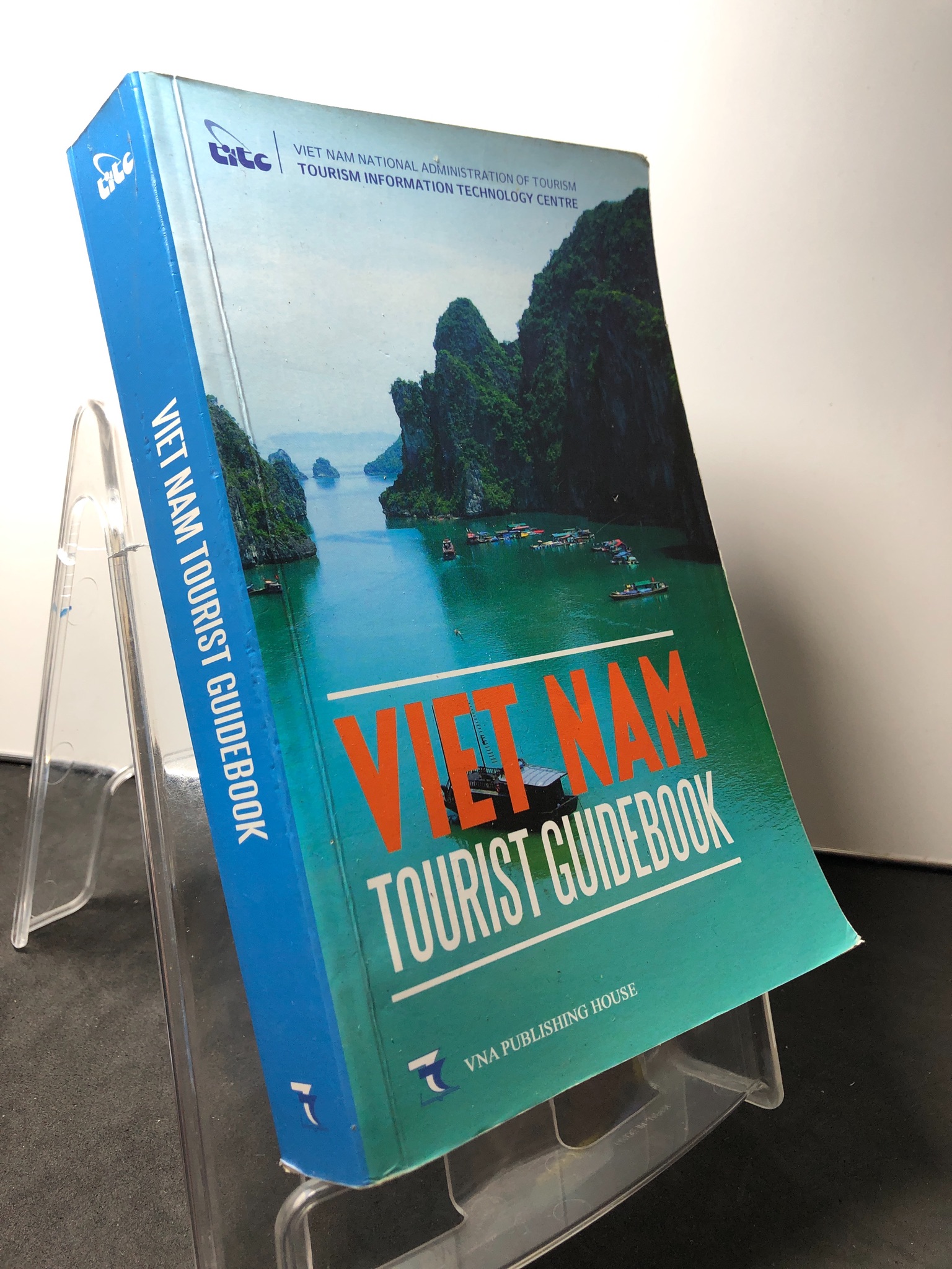 Viet Nam tourist guidebook mới 80% bẩn nhẹ VNA Publishing house HPB0709 NGOẠI VĂN