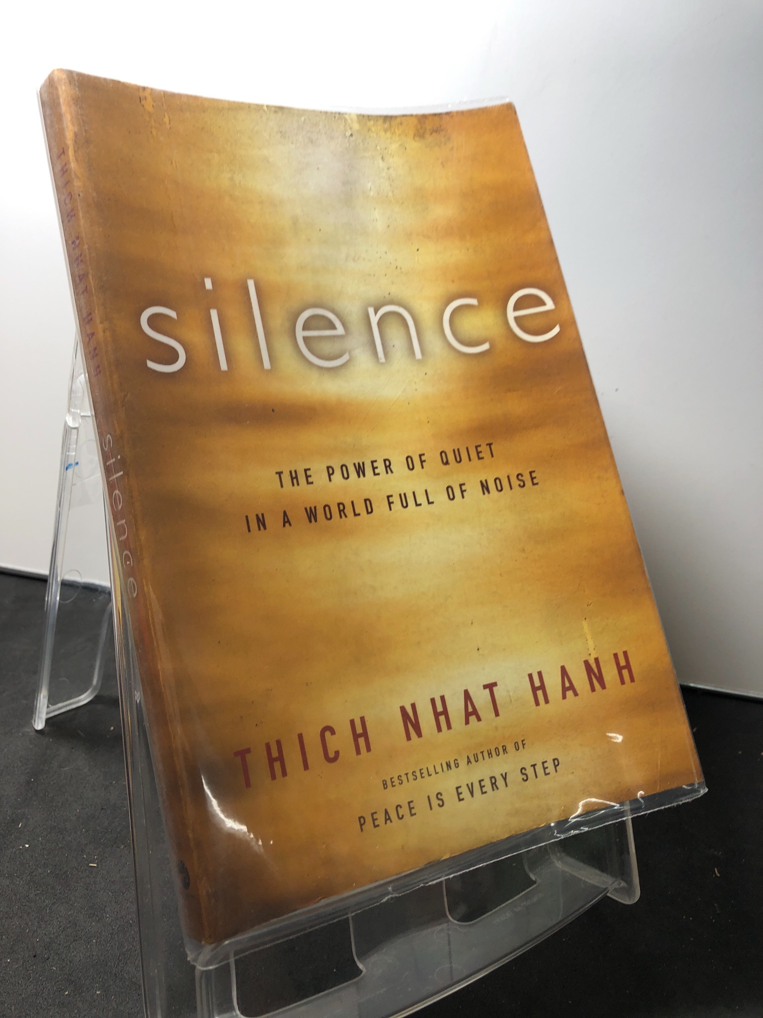 Silence The power of quiet in a world full of noise mới 80% ố vàng rách góc bìa sau Thich Nhat Hanh HPB1309 NGOẠI VĂN