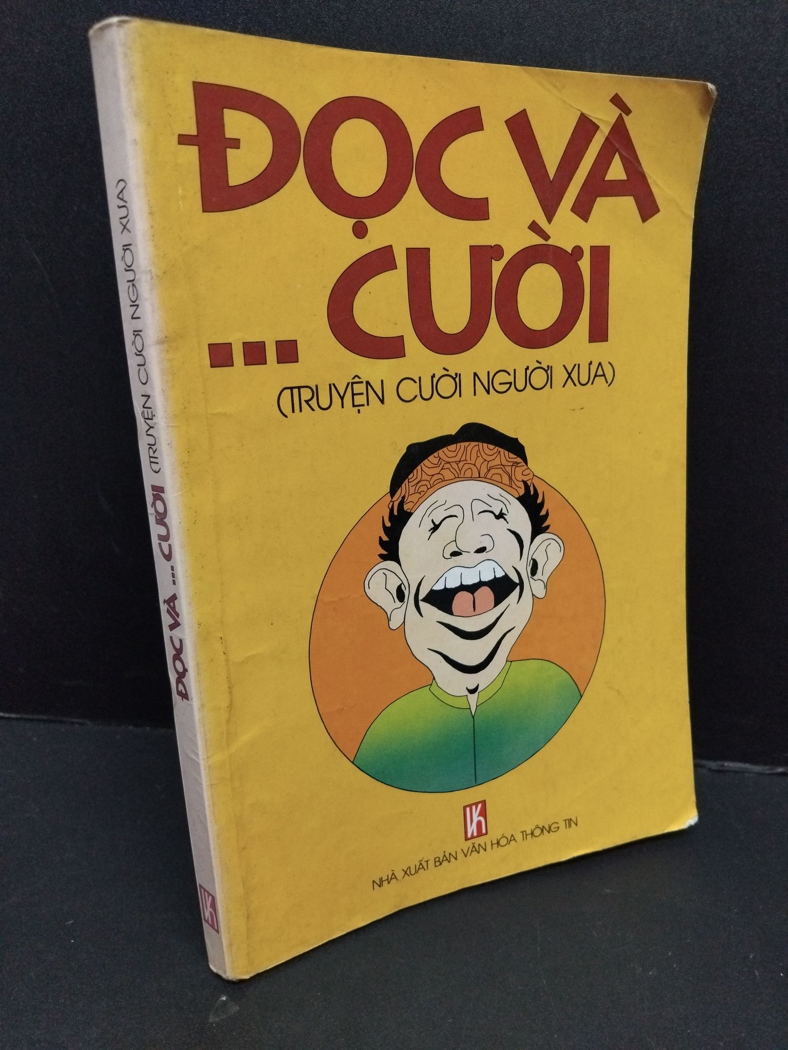 Đọc và ... cười (truyện cười người xưa) mới 70% ố có dấu mộc 2002 HCM2809 VĂN HỌC