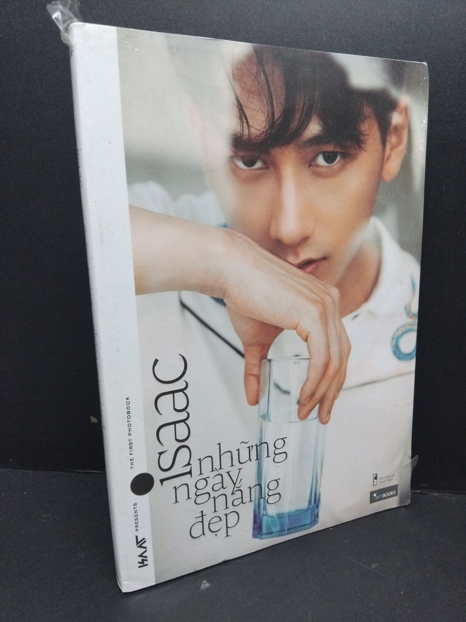 Isaac the first photobook những ngày nắng đẹp mới 100% HCM2809 VĂN HỌC