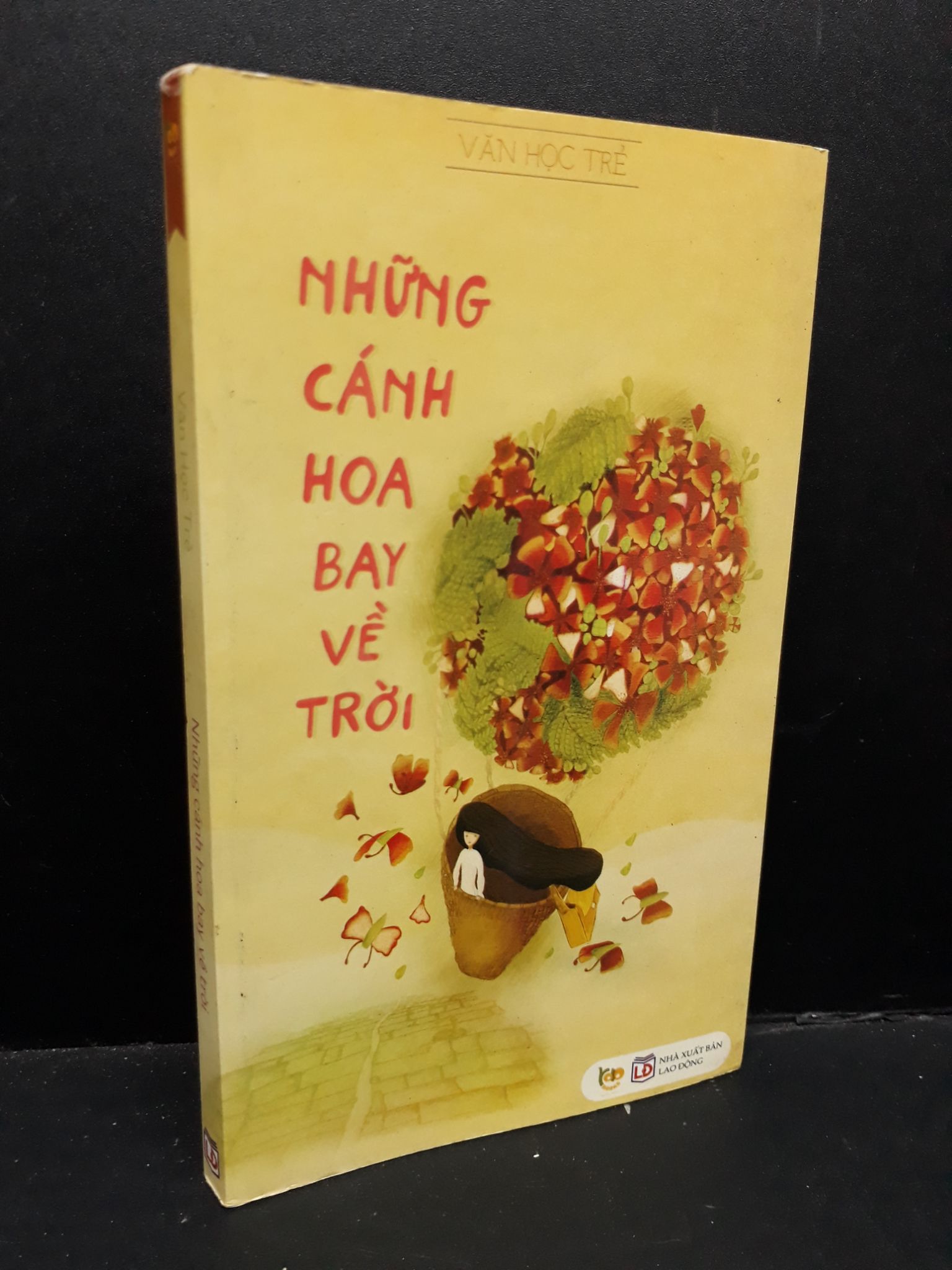 Những cánh hoa bay về trời mới 90% bẩn nhẹ 2017 HCM1410 Văn học trẻ VĂN HỌC