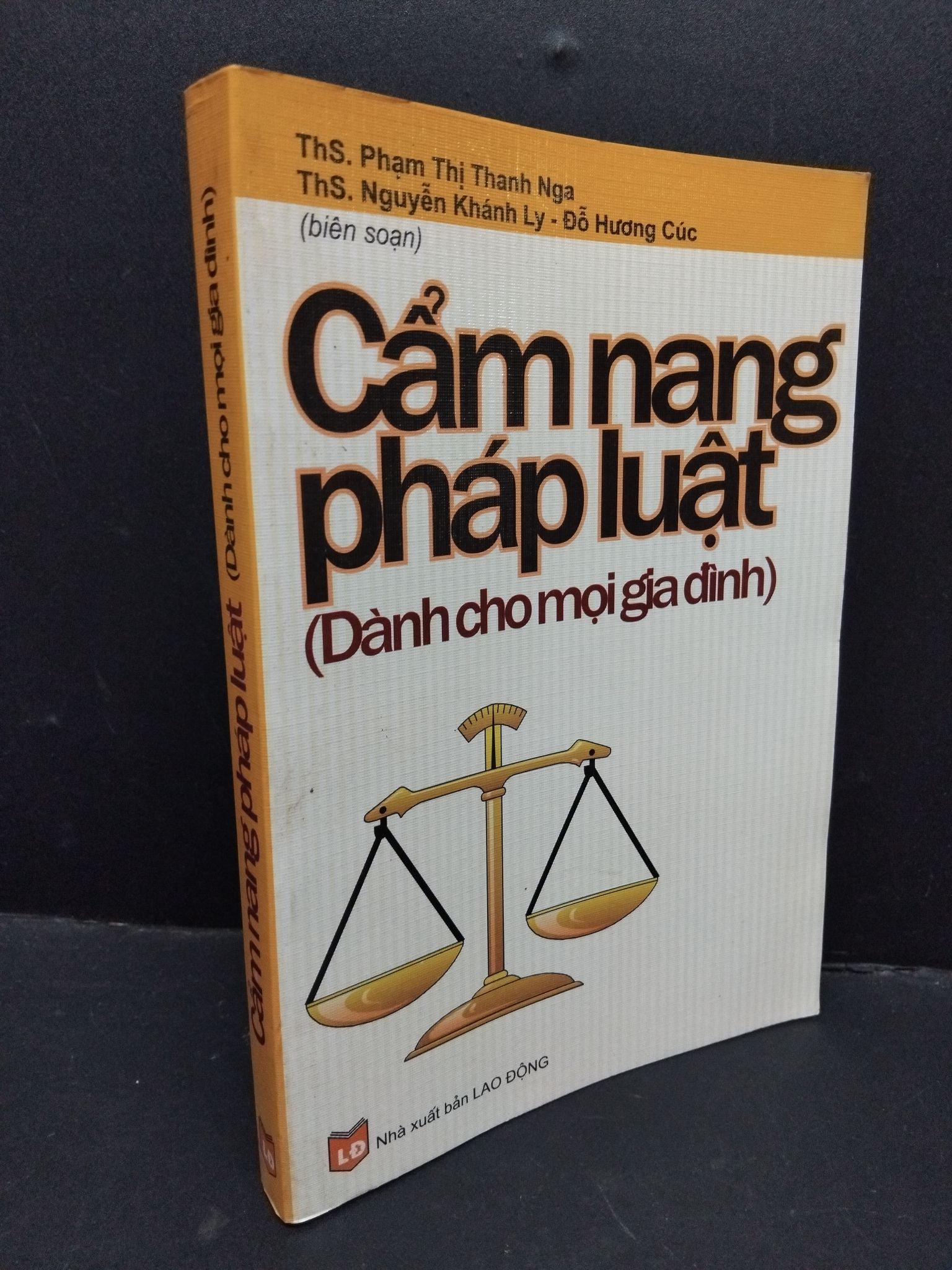 Cẩm nang pháp luật (dành cho mọi gia đình) mới 90% bẩn bìa, ố nhẹ 2005 HCM1710 Ths.Nguyễn Thị Thanh Nga & Ths.Nguyễn Khánh Ly - Đỗ Hương Cúc KỸ NĂNG