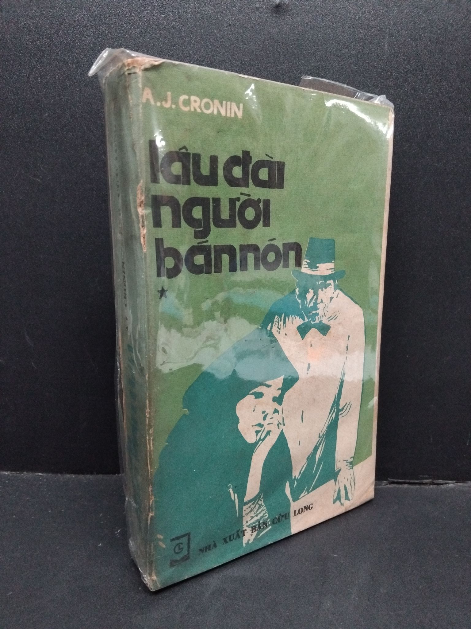 Lâu đài người bán nón mới 60% bẩn bìa, ố vàng, rách gáy HCM2110 A.J.Cronin VĂN HỌC