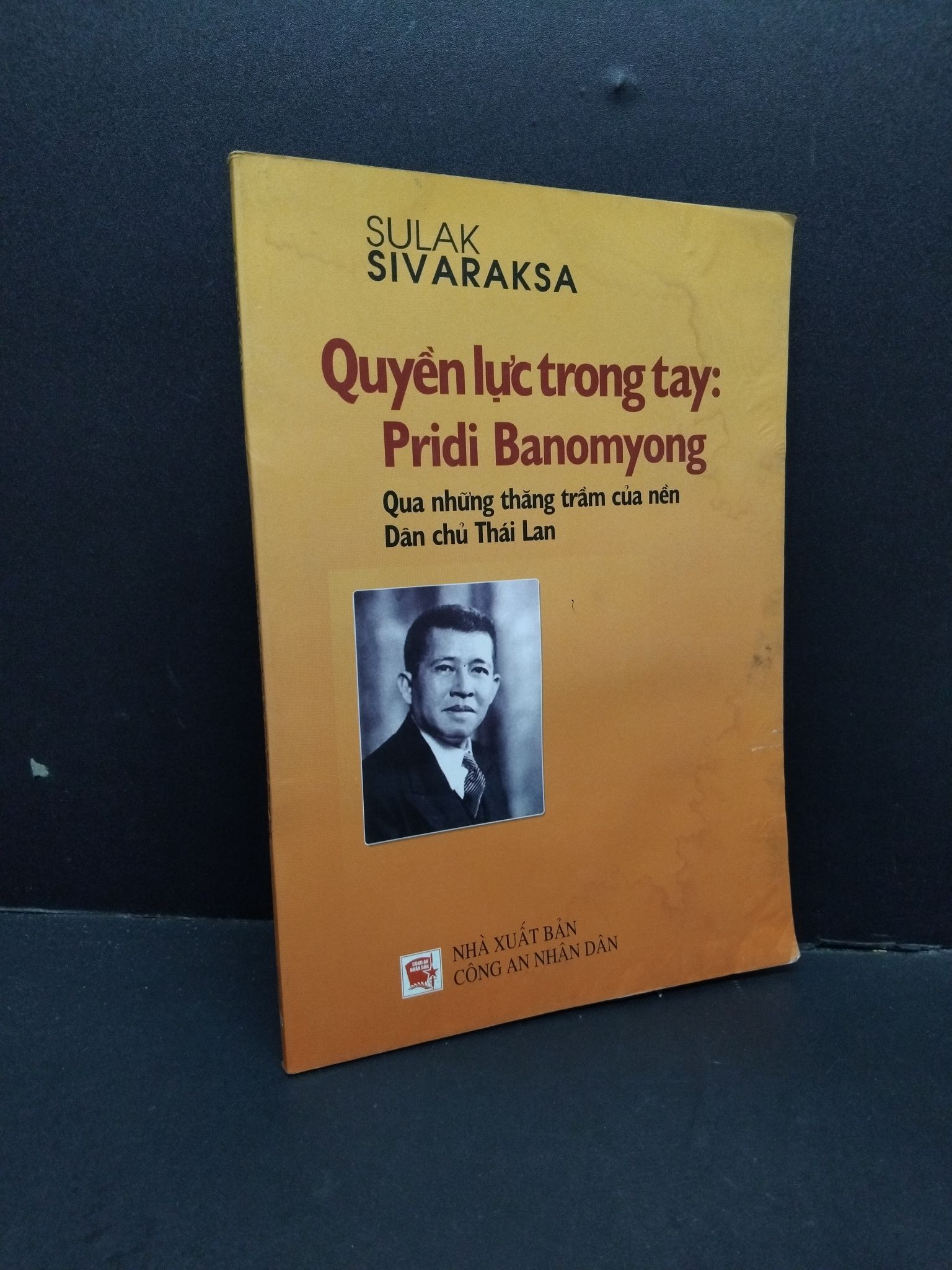 Quyền lực trong tay Pridi Banomyong qua những thăng trầm của nền Dân chủ Thái Lan mới 60% bẩn bìa, ố nhẹ, tróc bìa, ẩm 2013 HCM2110 Sulak Sivaraksa LỊCH SỬ - CHÍNH TRỊ - TRIẾT HỌC