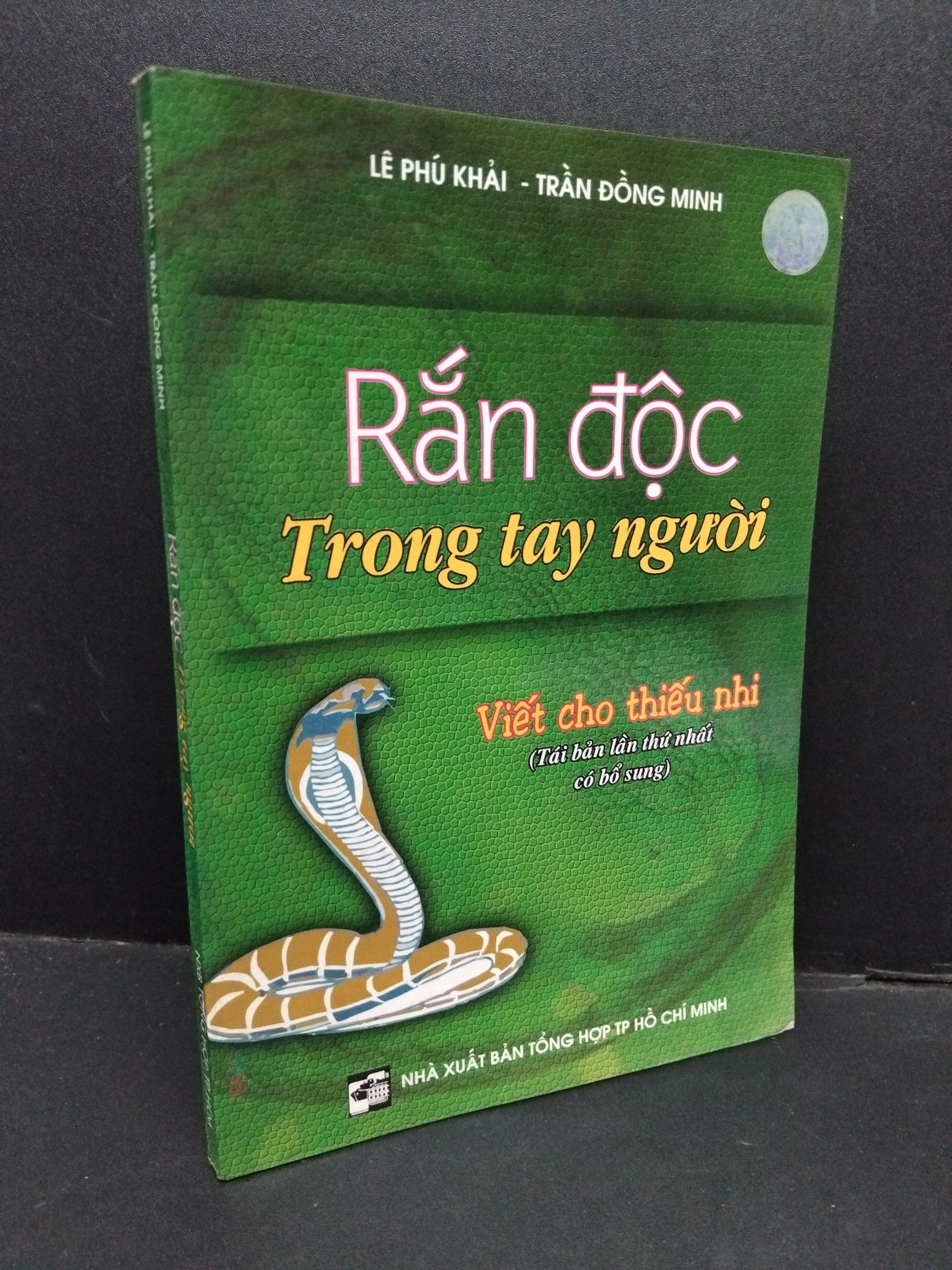 Rắn độc trong tay người mới 80% bẩn bìa, ố nhẹ 2006 HCM2110 Lê Phú Khải, Trần Đồng Minh VĂN HỌC