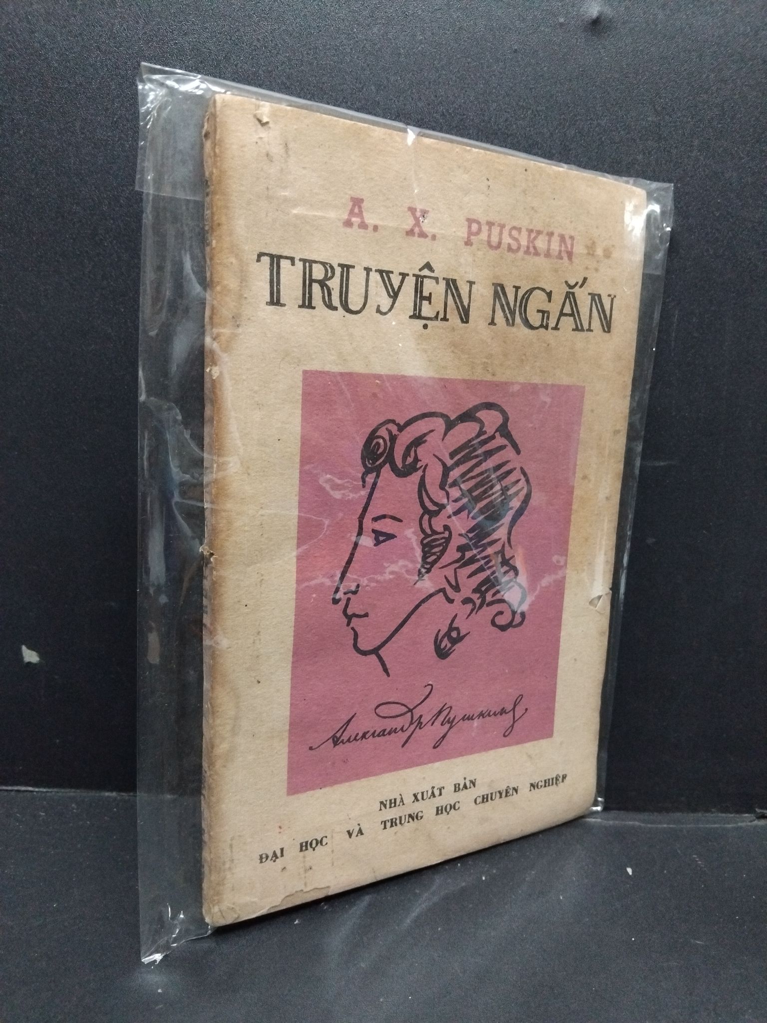 Truyện ngắn mới 60% bẩn bìa, ố vàng, tróc gáy, tróc bìa HCM2110 A.X.Puskin VĂN HỌC