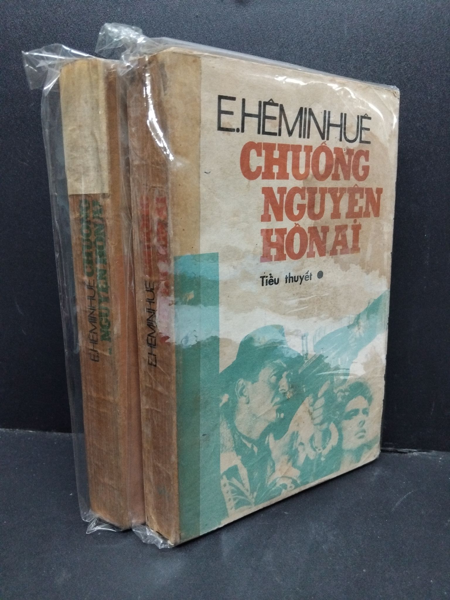 Bộ 2 cuốn Chuông nguyện hồn ai mới 60% bẩn bìa, ố vàng, rách bìa, rách gáy HCM2110 E.Heminhue VĂN HỌC