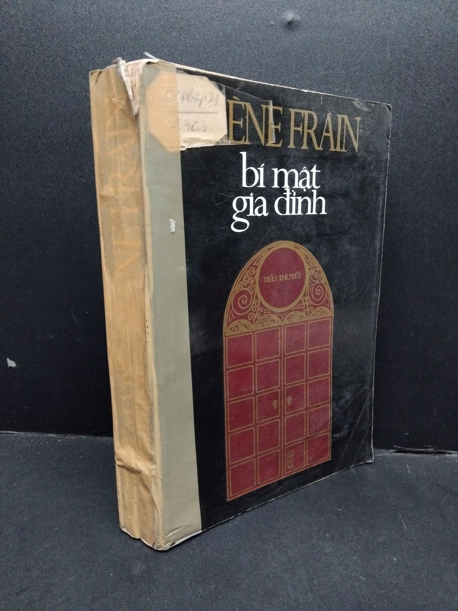 Bí mật gia đình Irene Frain mới 70% bẩn bìa, ố vàng, tróc gáy, có chữ viết, mộc đỏ, ẩm 1994 HCM.ASB3010