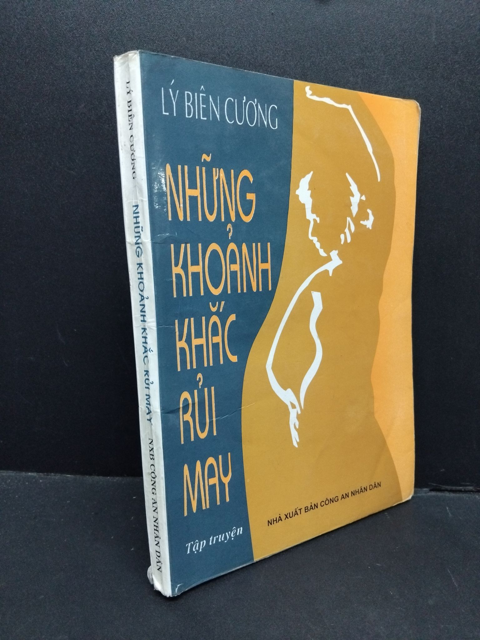 Những khoảnh khắc rủi may Lý Biên Cương mới 70% bẩn bìa, ố, bung gáy, có chữ ký tác giả, chữ viết, tróc gáy 1998 HCM.ASB3010