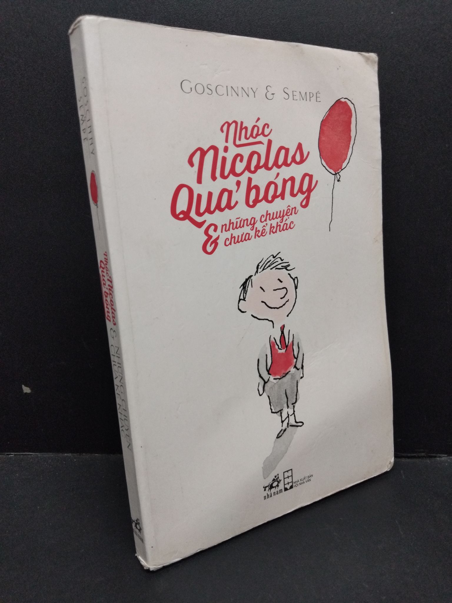 Nhóc Nicolas quả bóng và những chuyện chưa kể khác Goscinny & Sempe mới 70% bẩn bìa, ố nhẹ, ẩm, bị vẽ ở trang đầu, tróc bìa, tróc gáy 2014 HCM.ASB3010