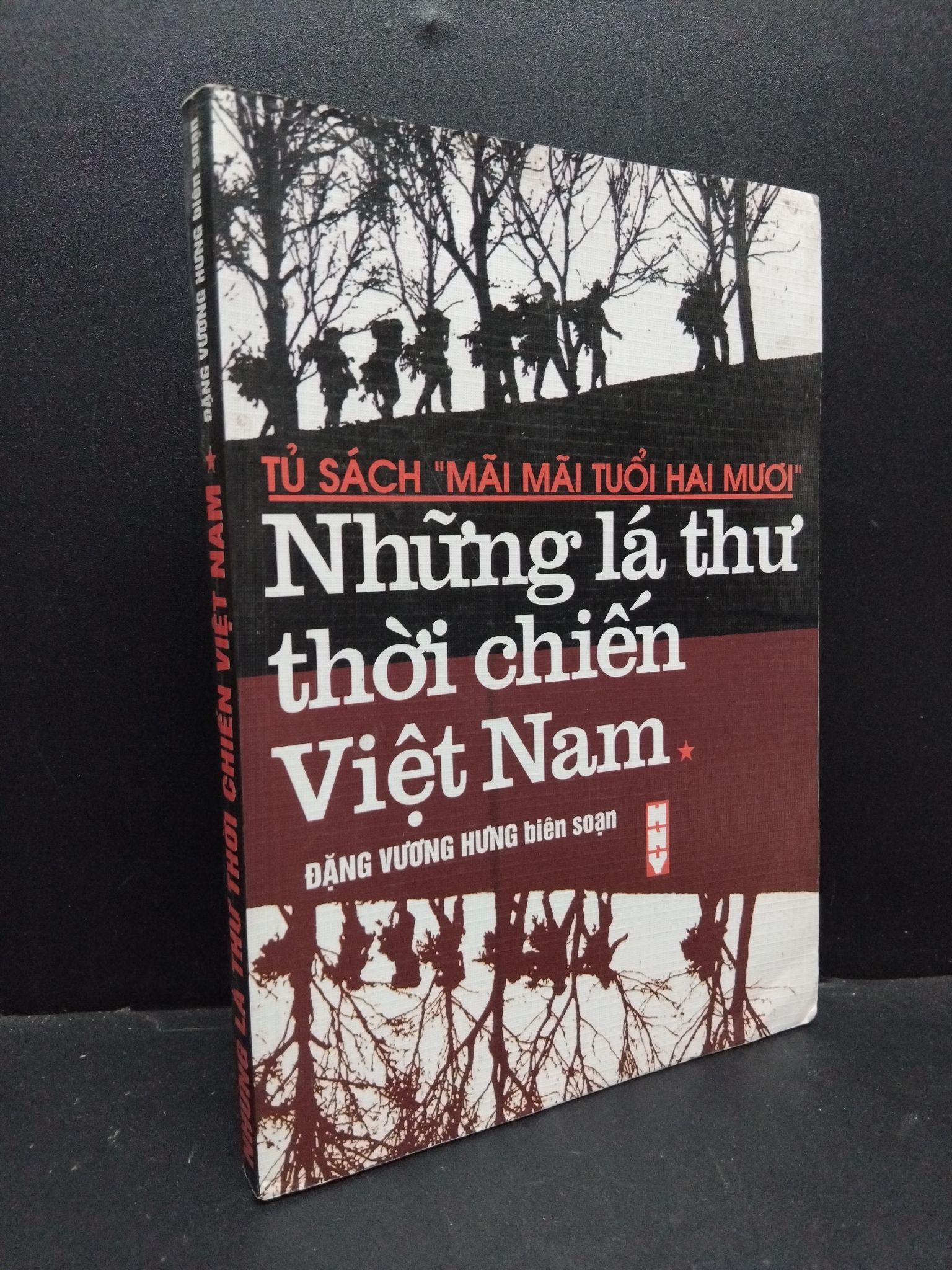 Những lá thư thời chiến Việt Nam tập 1 Đặng Vương Hưng mới 80% bẩn bìa, ố nhẹ, tróc gáy nhẹ, có chữ ký 2005 HCM.ASB3010