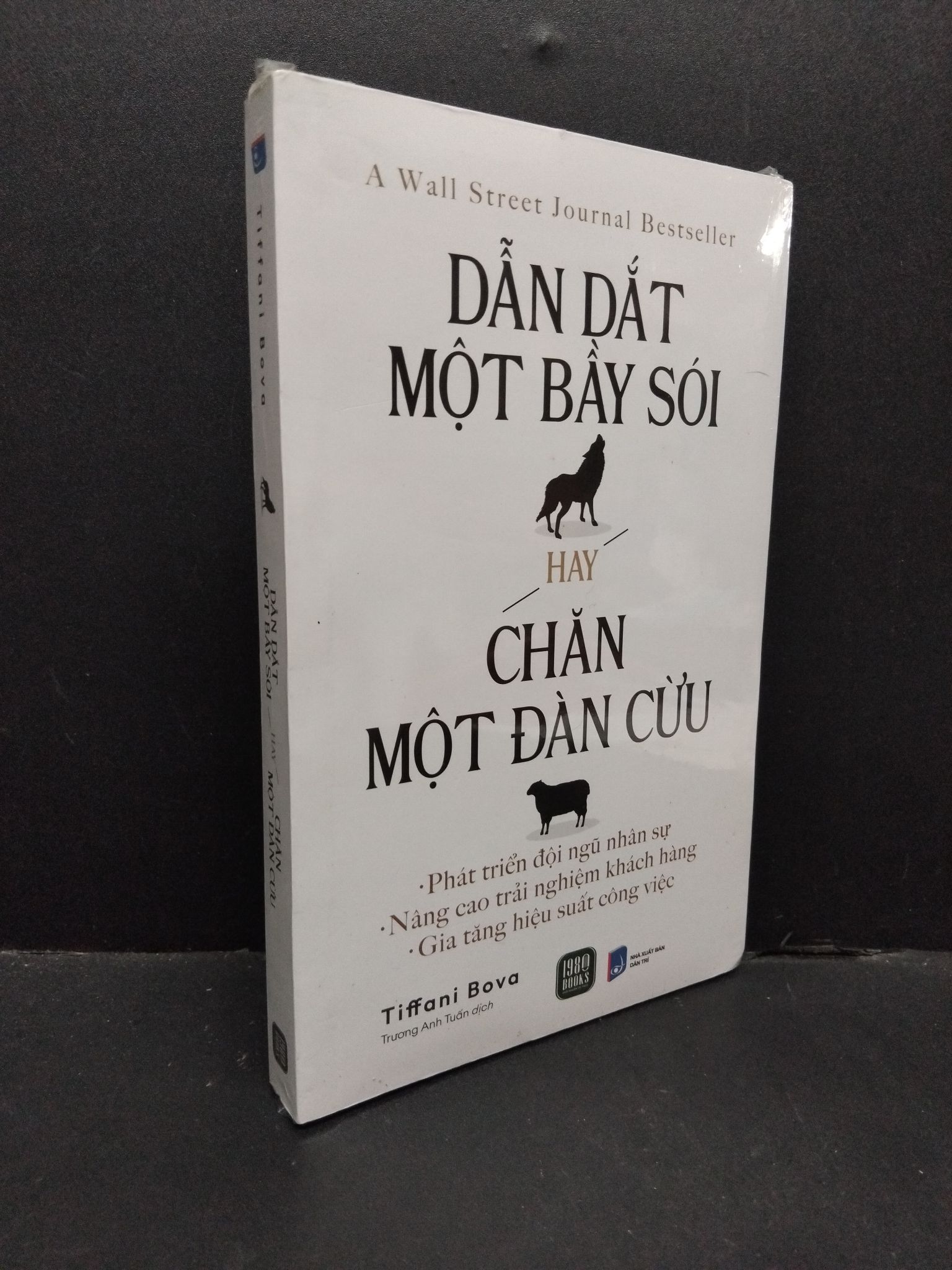 Dẫn dắt một bầy sói hay chăn một đàn cừu Tiffani Bova mới 100% HCM.ASB2310