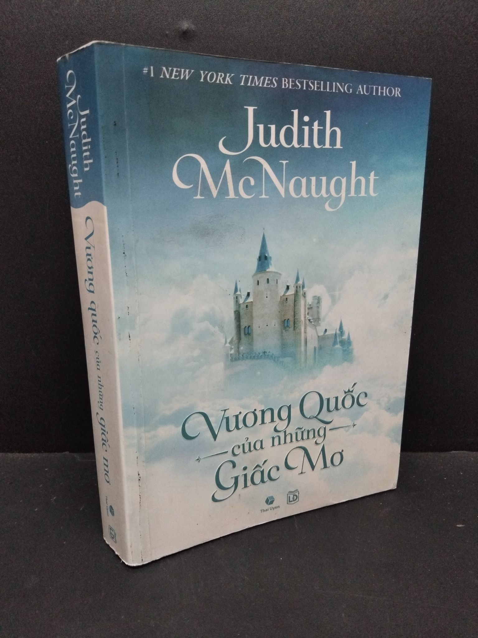 Vương quốc của những giấc mơ Judith McNaught mới 90% bẩn bìa, ố nhẹ, tróc gáy nhẹ 2014 HCM.ASB3010