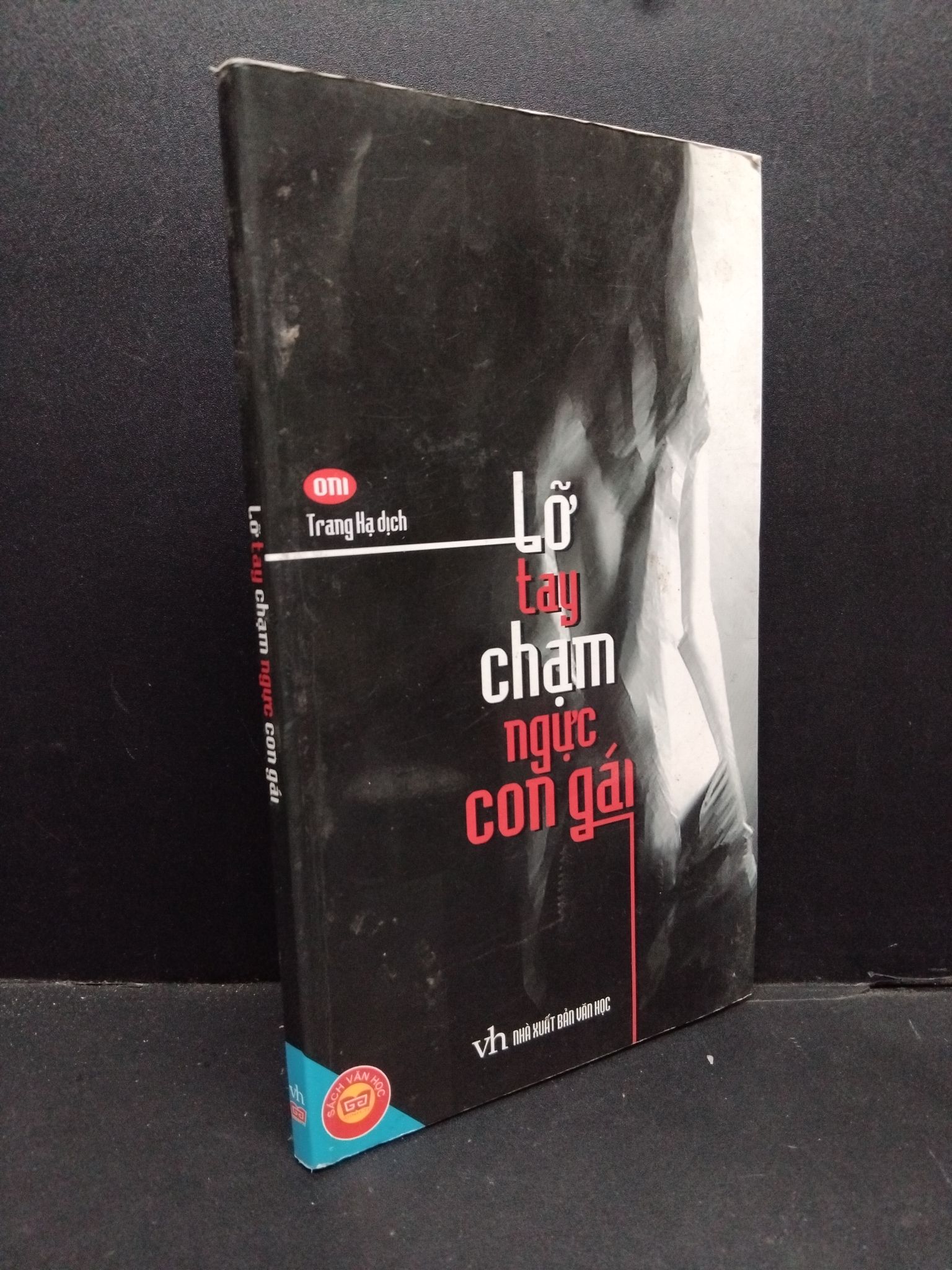 Lỡ tay chạm ngực con gái Oni mới 70% bẩn bìa, ố nhẹ, ẩm nhẹ, tróc gáy 2010 HCM.ASB3010