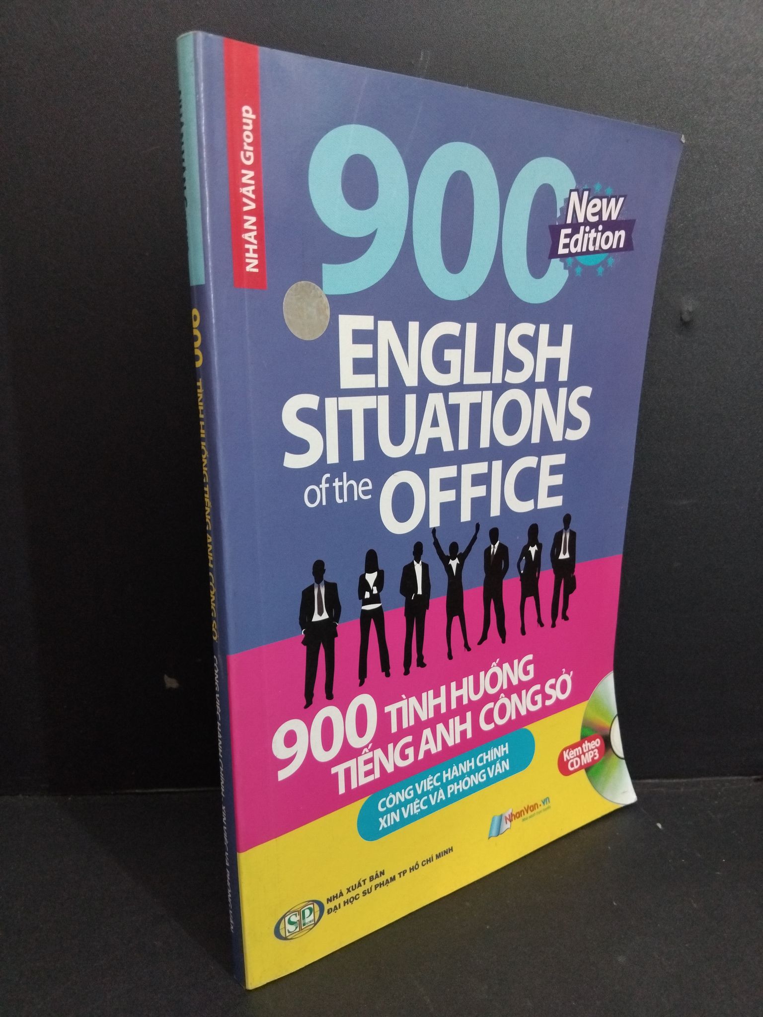 900 tình huống tiếng anh công sở Công việc hành chính - xin việc và phỏng vấn mới 90% bẩn bìa, ố nhẹ, có chữ ký trang đầu 2013 HCM2811 Nhân Văn Group HỌC NGOẠI NGỮ