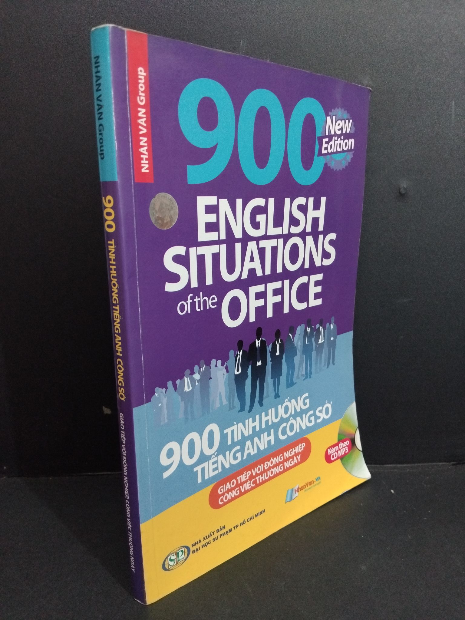 900 tình huồng tiếng anh công sở Giao tiếp với đồng nghiệp, công việc thường ngày mới 90% bẩn bìa, ố nhẹ, có chữ ký trang đầu 2014 HCM2811 Nhân Văn Group HỌC NGOẠI NGỮ