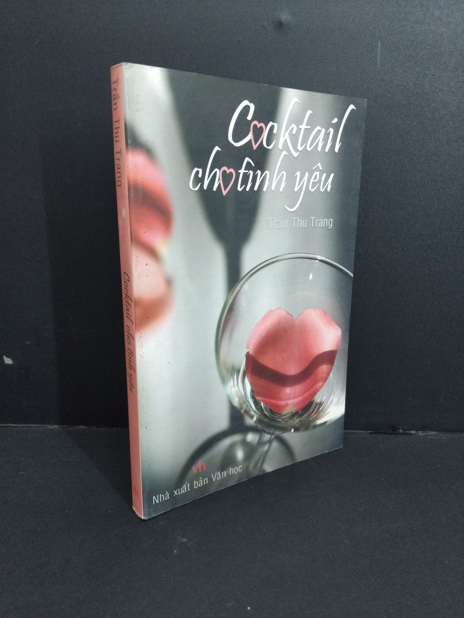 Cocktail cho tình yêu mới 80% bẩn bìa, ố, tróc gáy 2008 HCM2811 Trần Thu Trang VĂN HỌC