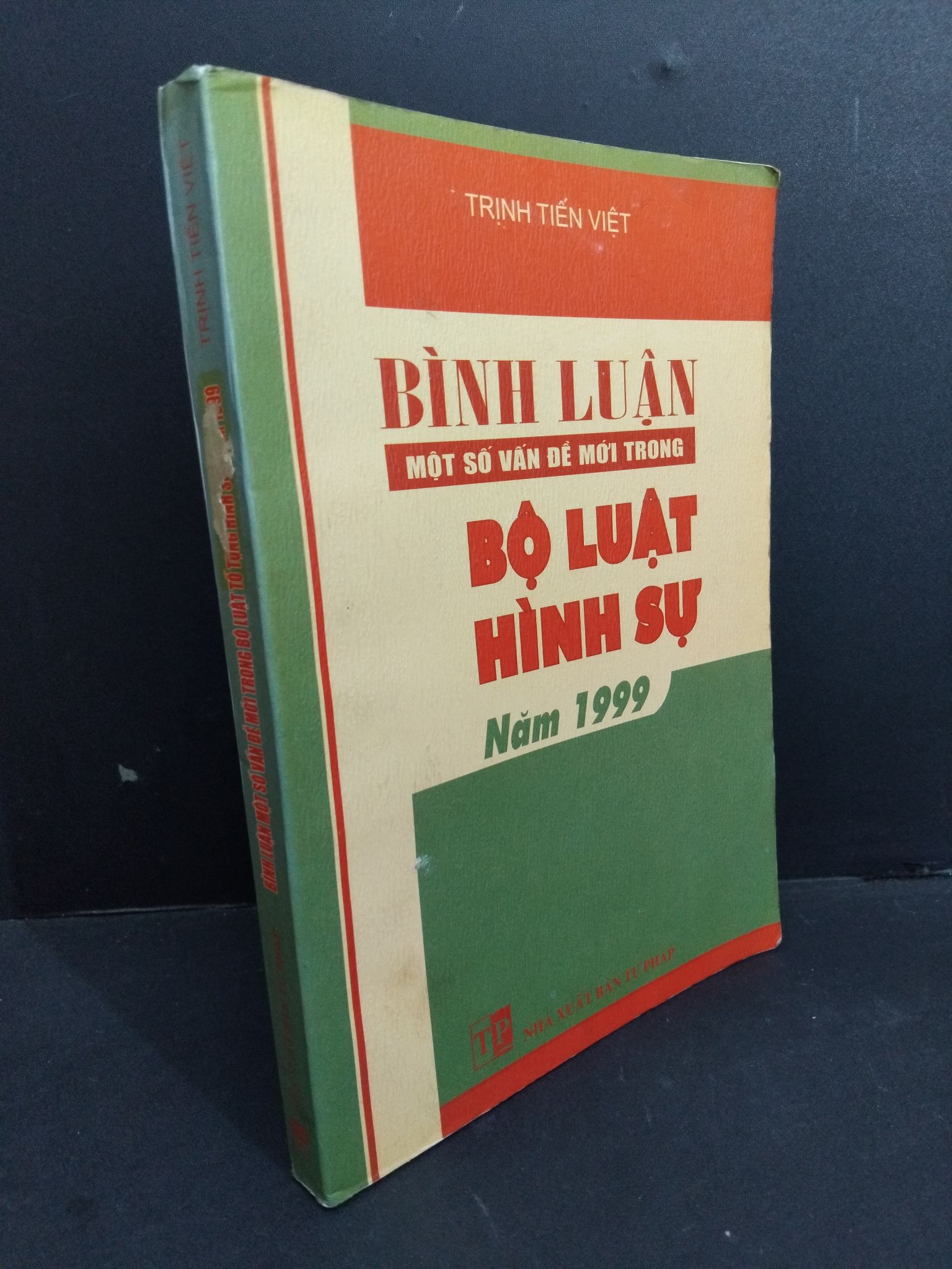 Bình luận một số vấn đề mới trong Bộ luật hình sự năm 1999 mới 90% bẩn bìa, ố 2004 HCM2811 Trịnh Tiến Việt GIÁO TRÌNH, CHUYÊN MÔN