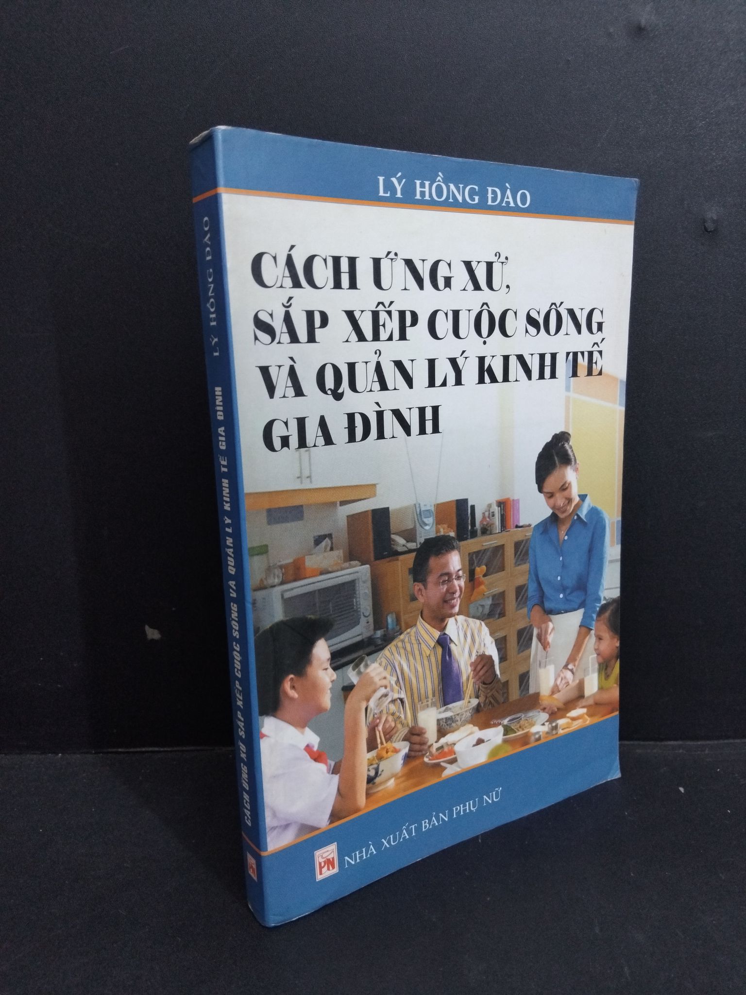 Cách ứng xử, sắp xếp cuộc sống và quản lý kinh tế gia đinh mới 80% ố có viết trang cuối 2004 HCM2811 Lý Hồng Đào KỸ NĂNG