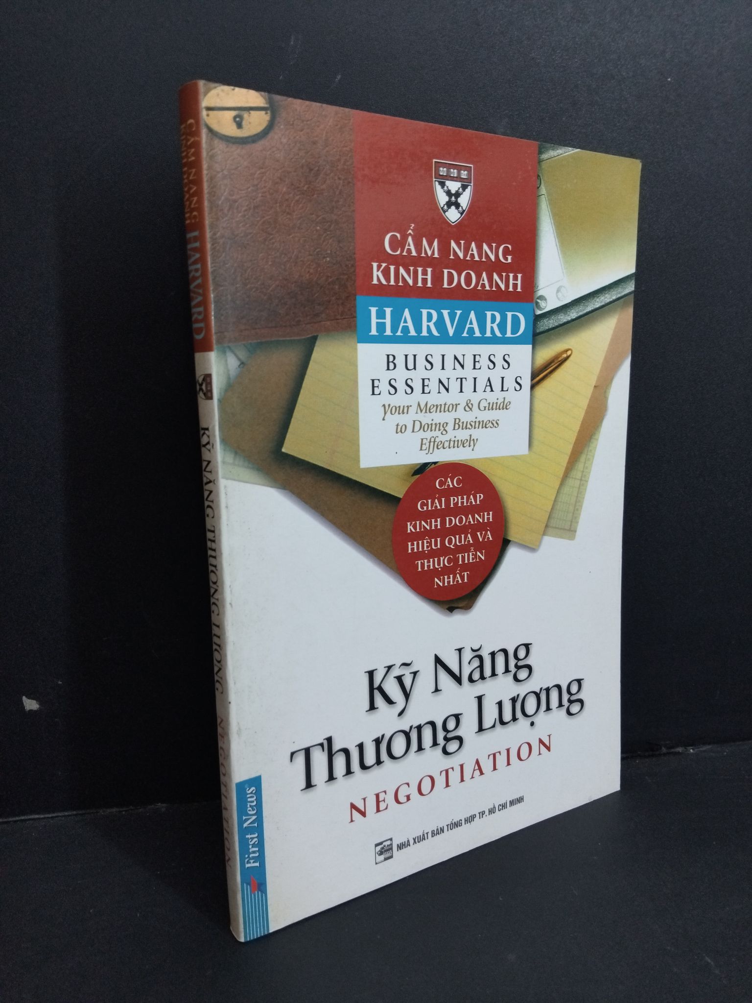 Cẩm nang kinh doanh Harvard Kỹ năng thương lượng mới 90% bẩn bìa, ố nhẹ, có mộc đỏ trang đầu 2007 HCM2811 Harvard Business Essentials KỸ NĂNG